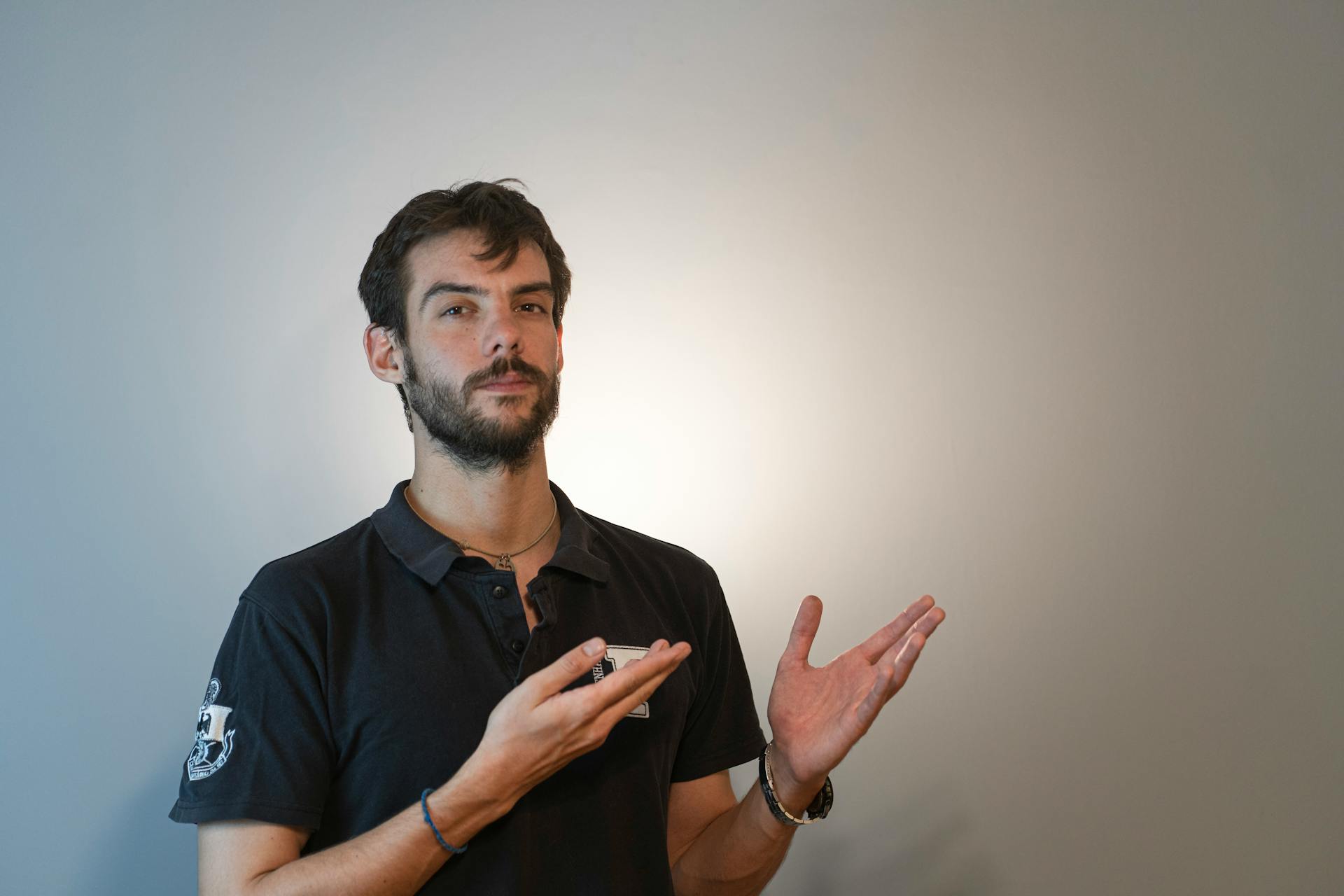A confused man gesturing | Source: Pexels
