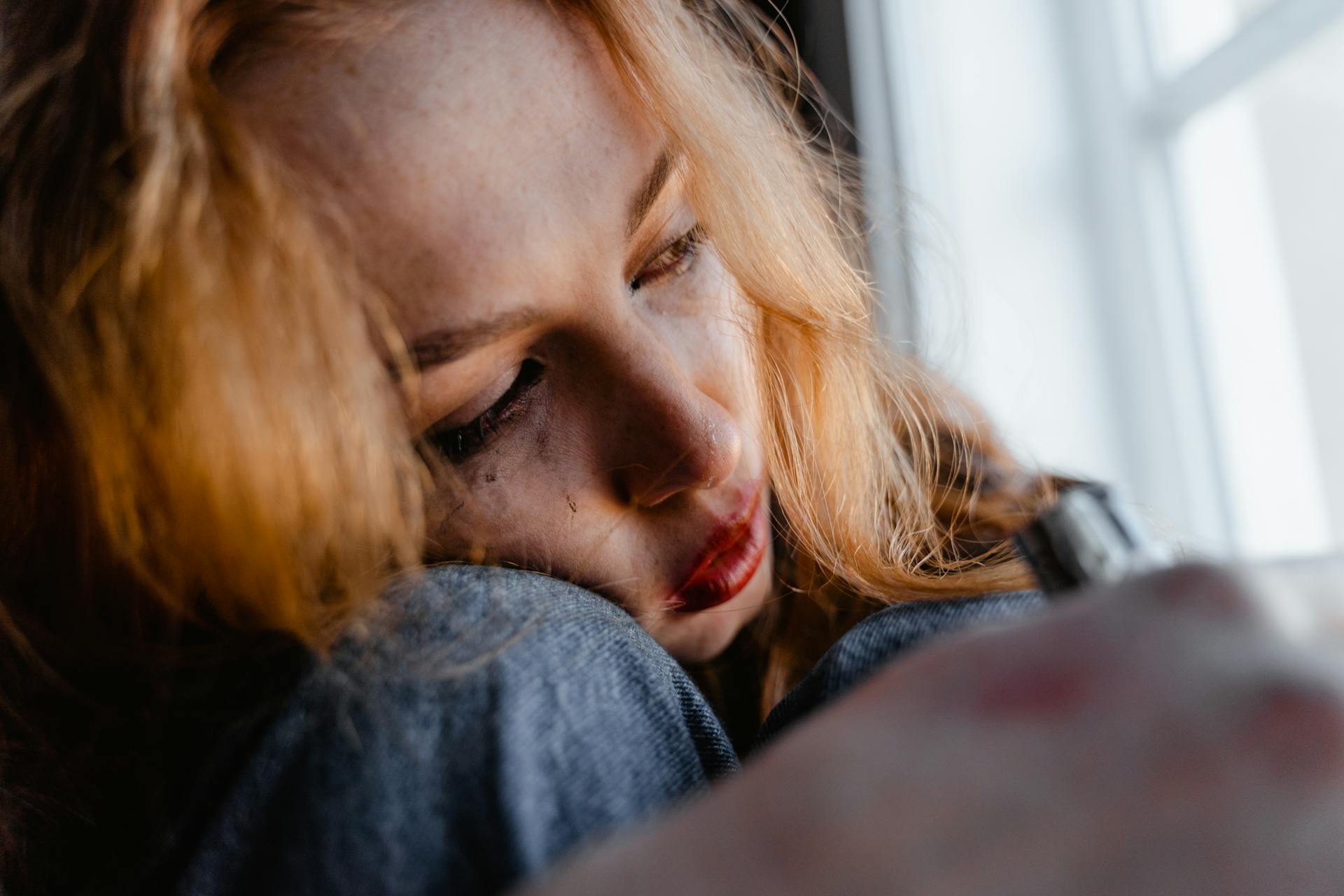 Uma mulher triste olhando pela janela | Fonte: Pexels