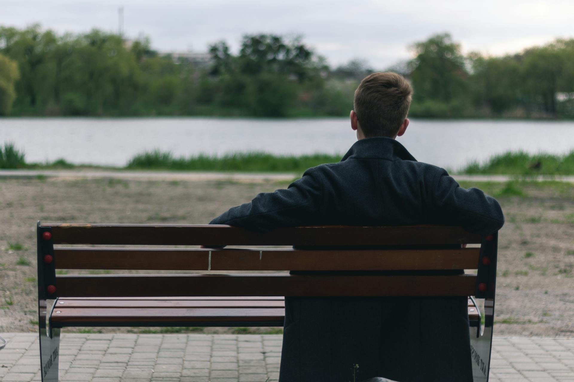 A man sitting on a bench | Source: Pexels