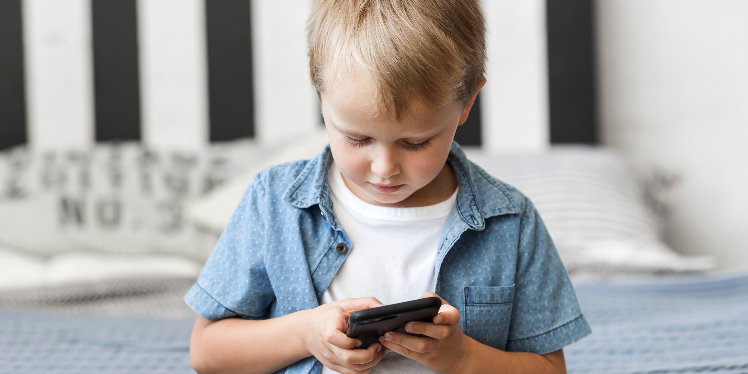 A young boy operating a cell phone | Source: Amomama