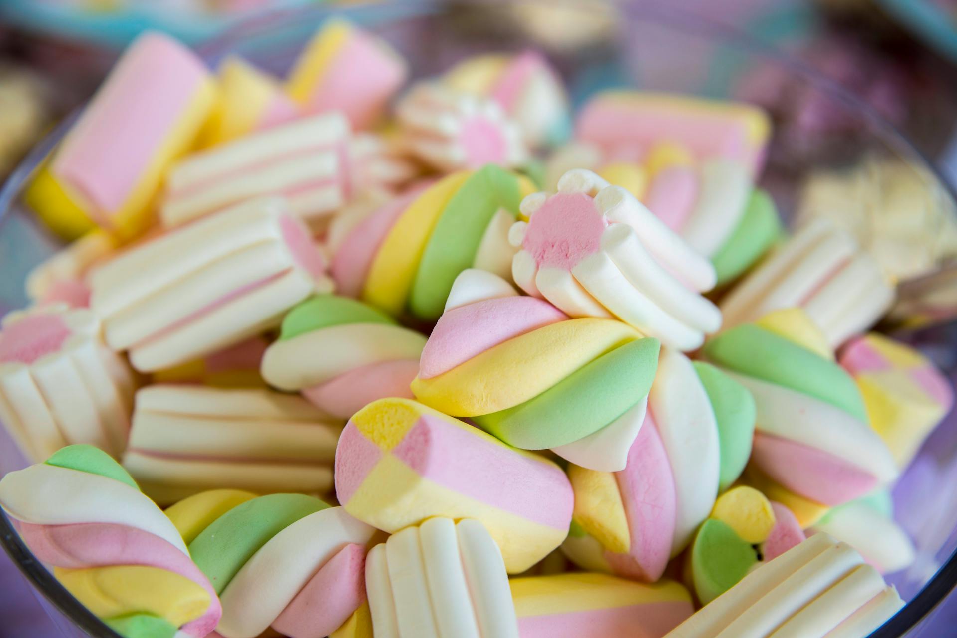 A closeup shot of marshmallows in a bowl | Source: Pexels