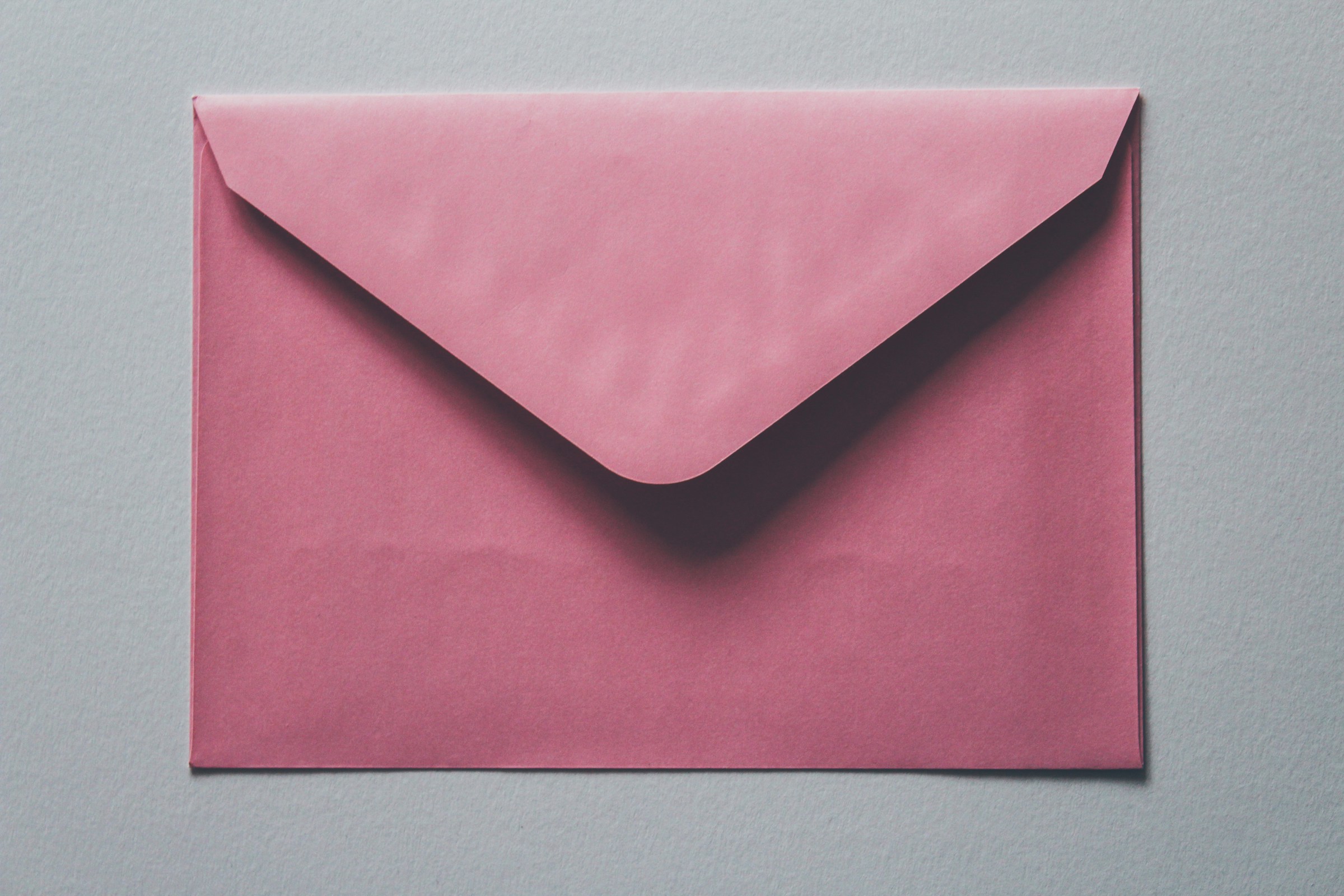 A pink envelope | Source: Pexels