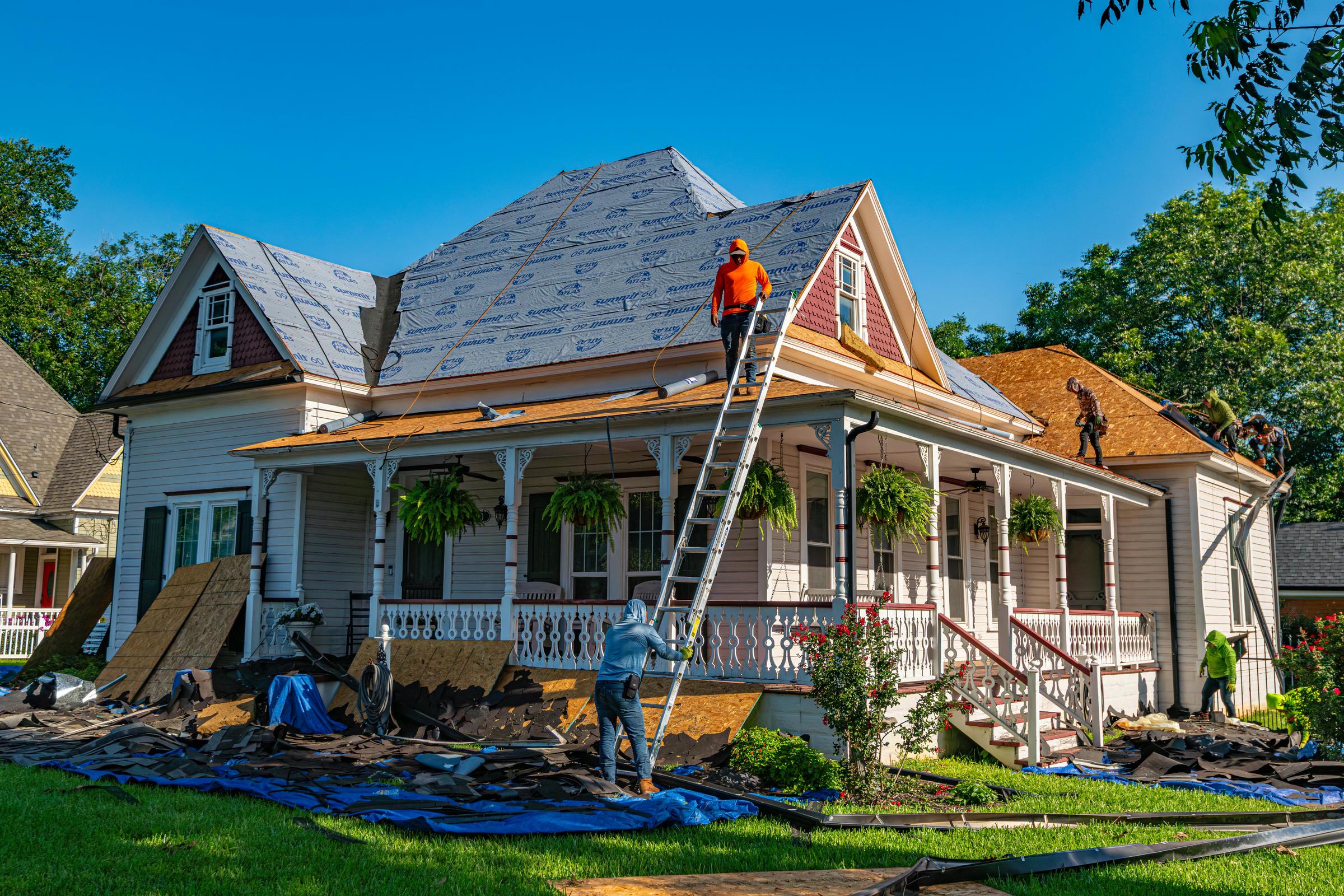 Contractors working on a roof | Source: Pexels
