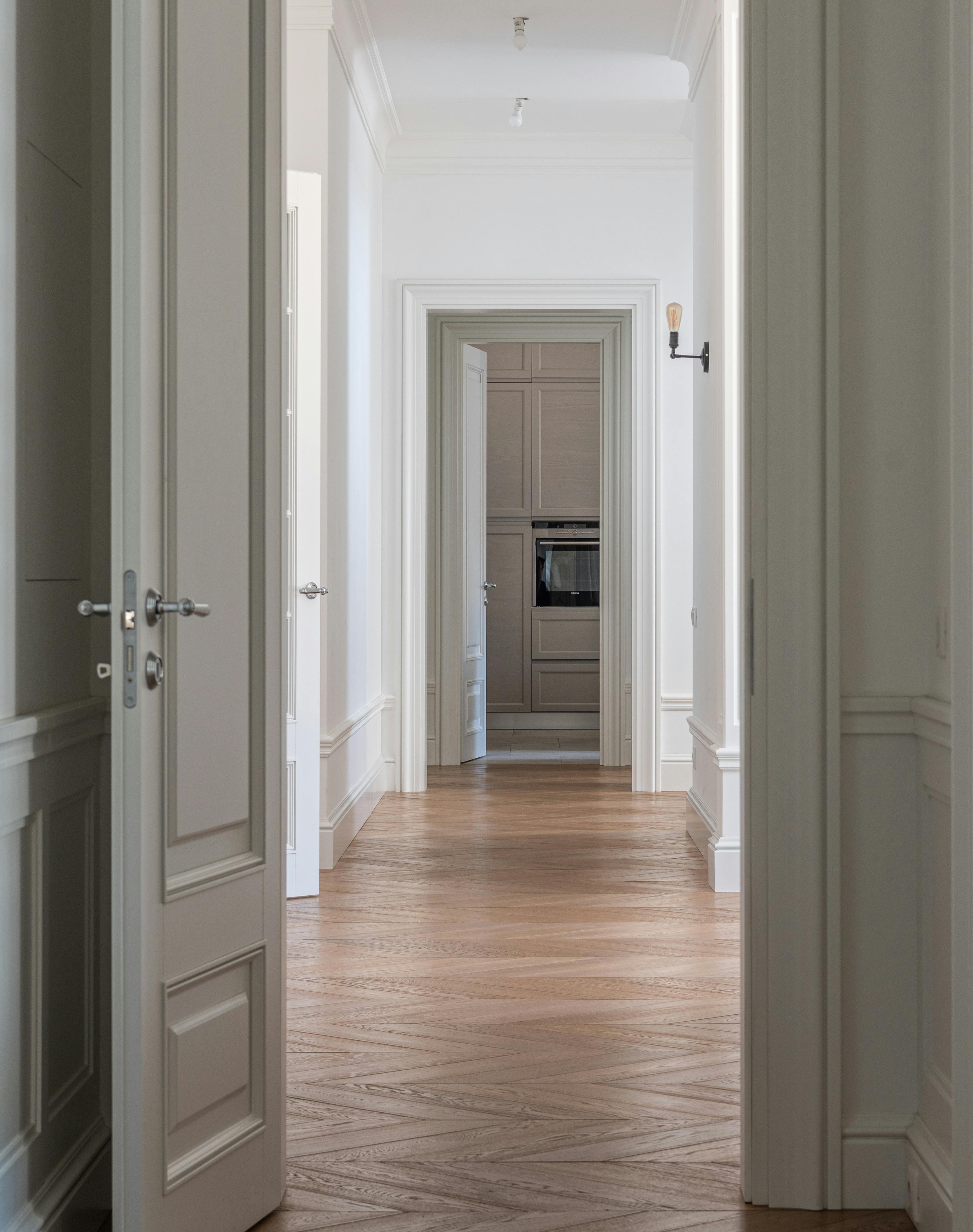 White painted walls in the hallway | Source: Pexels