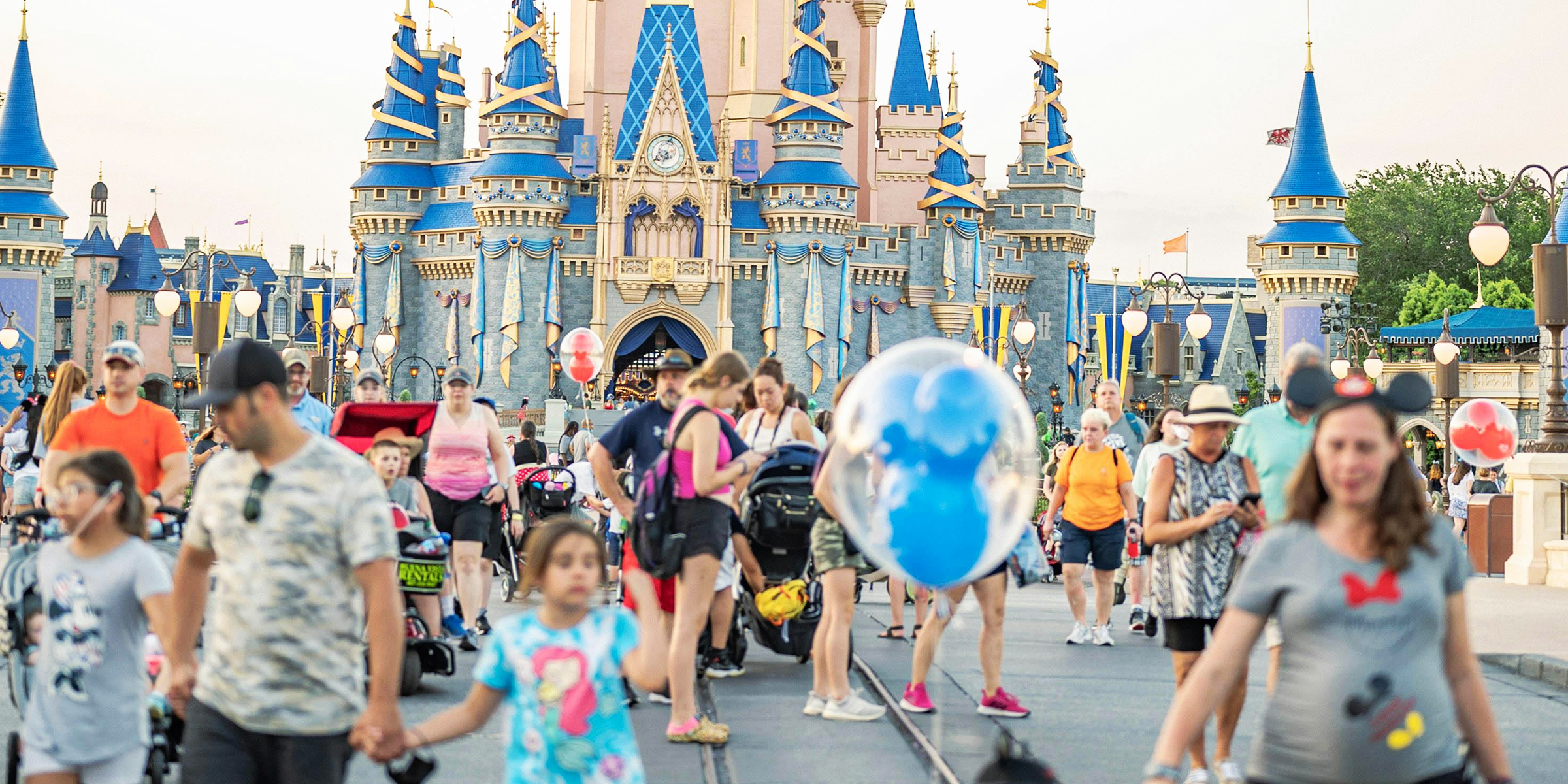 Families at Disneyland | Source: Pexels.com/davidguerrero