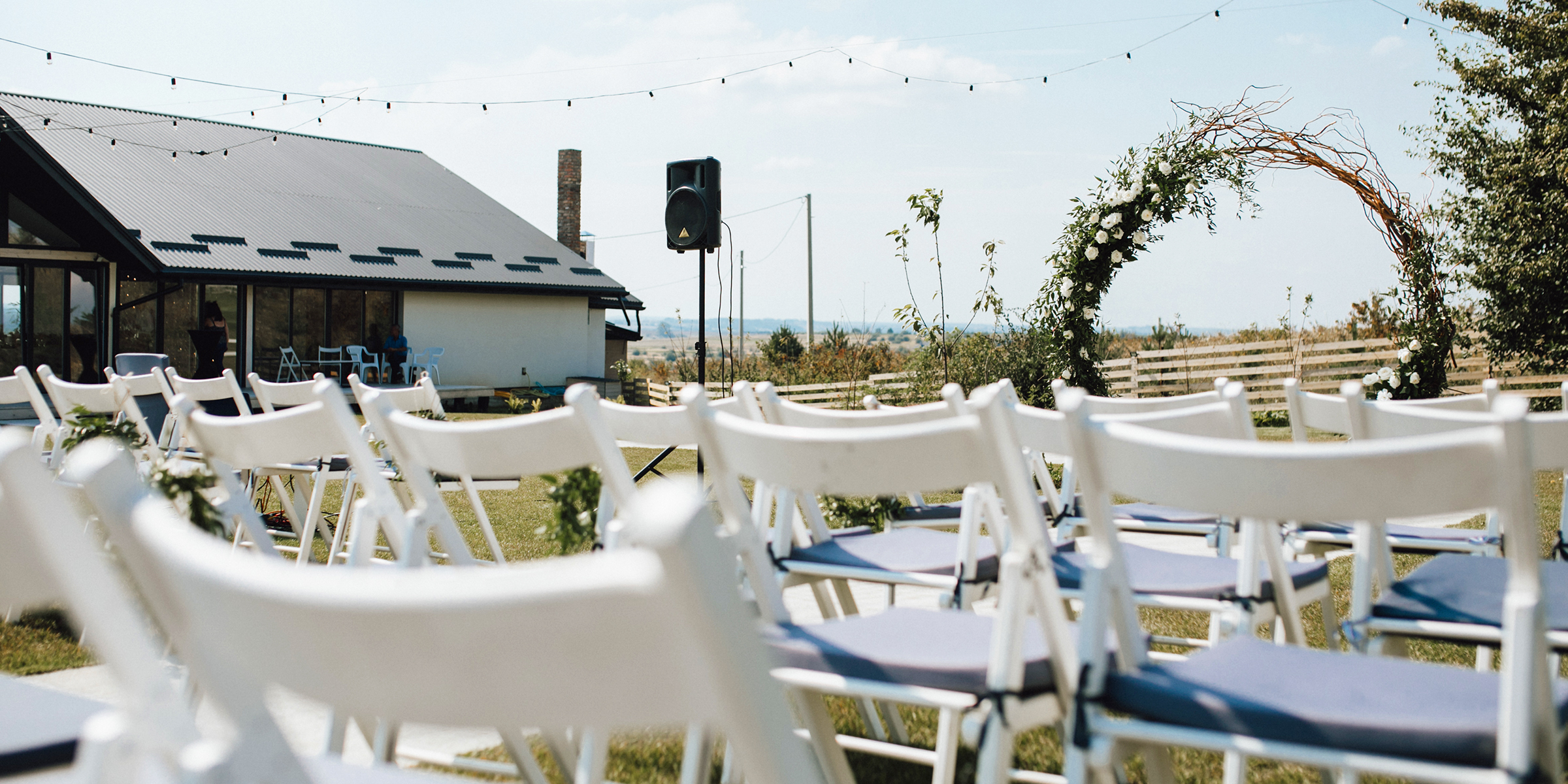 An outdoor wedding venue | Source: Freepik