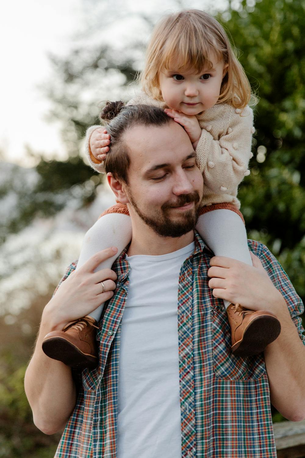 A happy father and his daughter | Source: Pexels