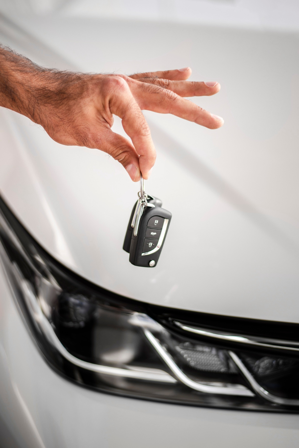 A man holding car keys | Source: Freepik