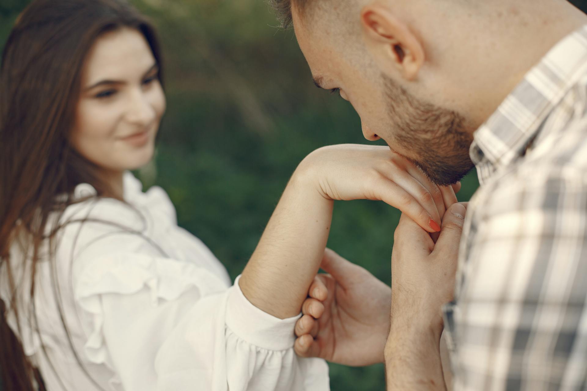 A man kissing a woman's hand | Source: Pexels