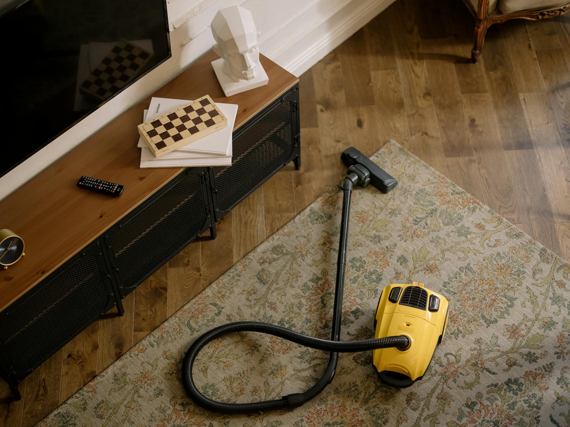 A vaccuum cleaner on the floor | Source: Pexels