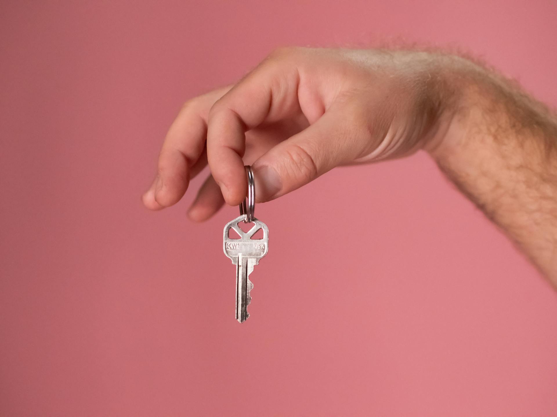 A man holding out a key | Source: Pexels