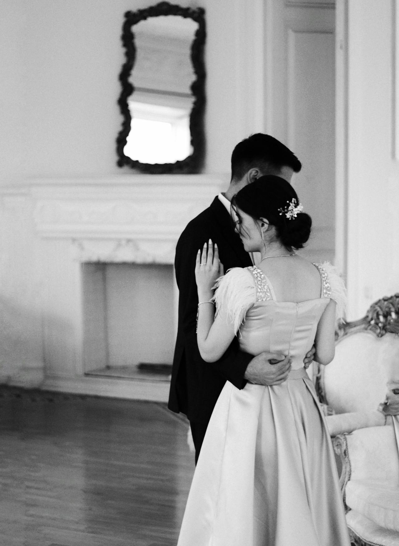 A bride and groom dancing | Source: Pexels