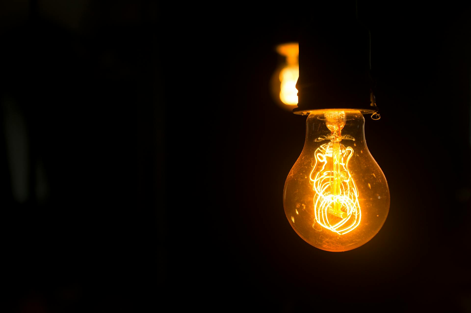 Lightbulbs in the dark | Source: Pexels