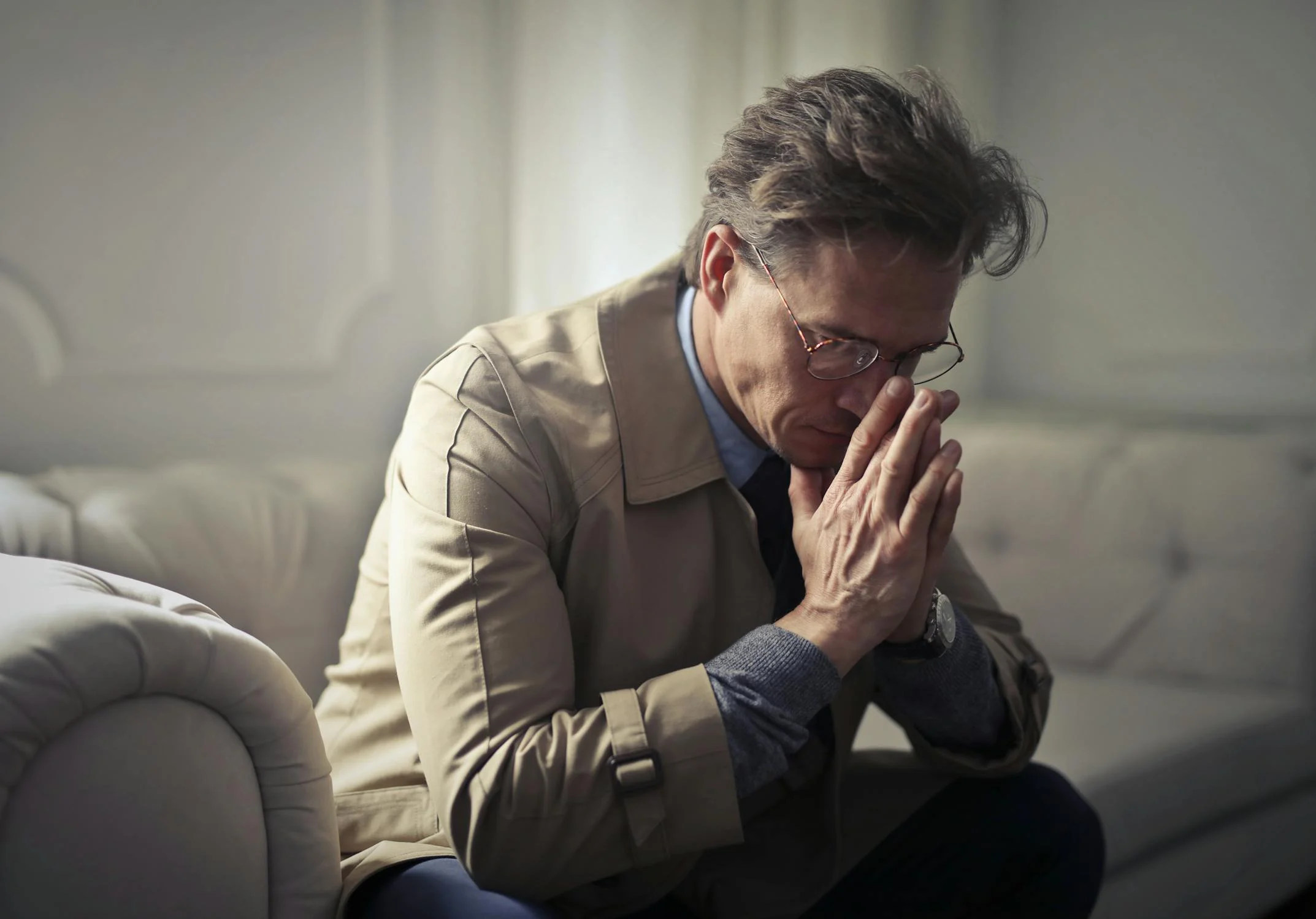 A sad man on his couch | Source: Pexels