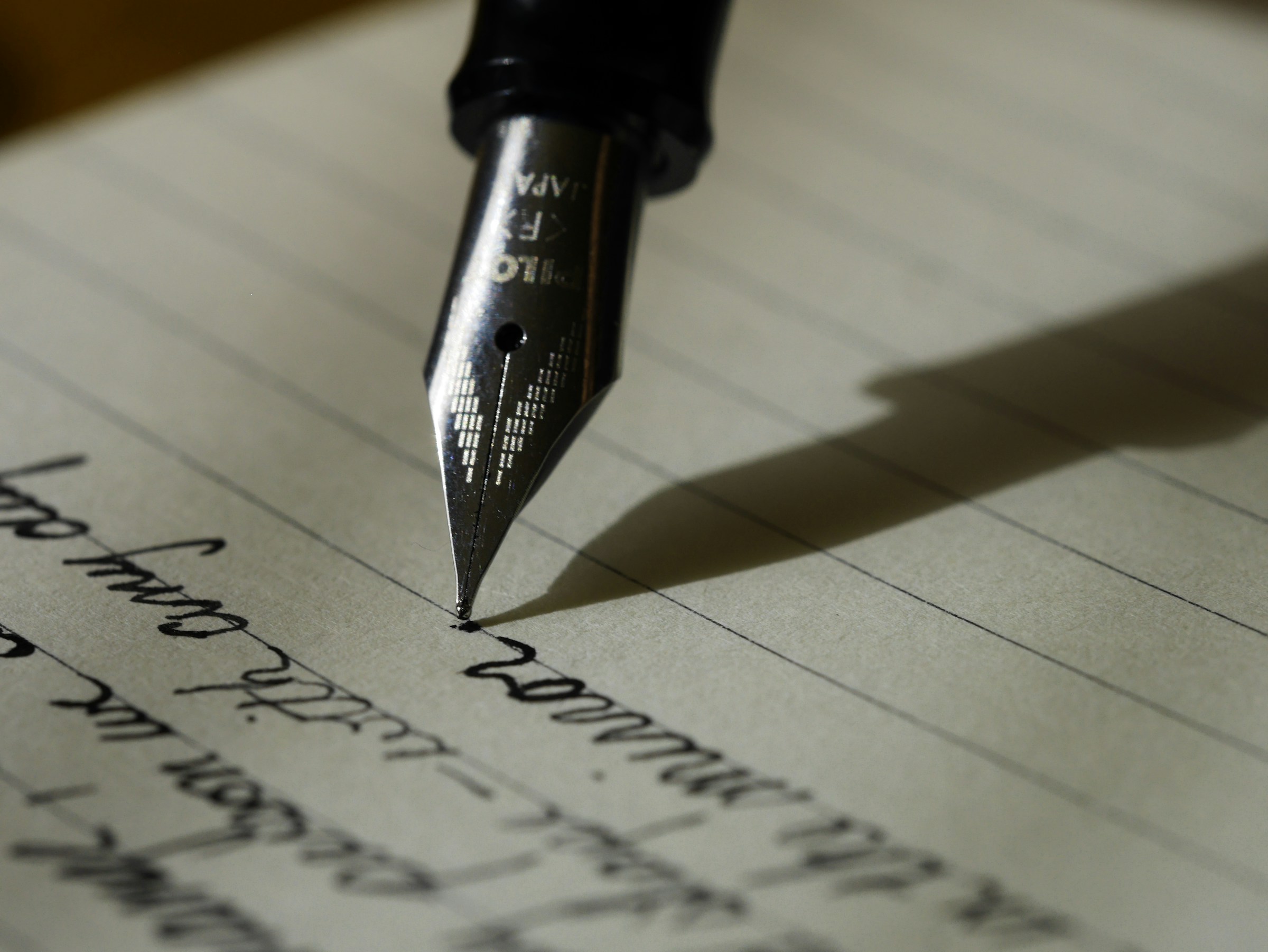 A fountain pen on a piece of paper | Source: Unsplash