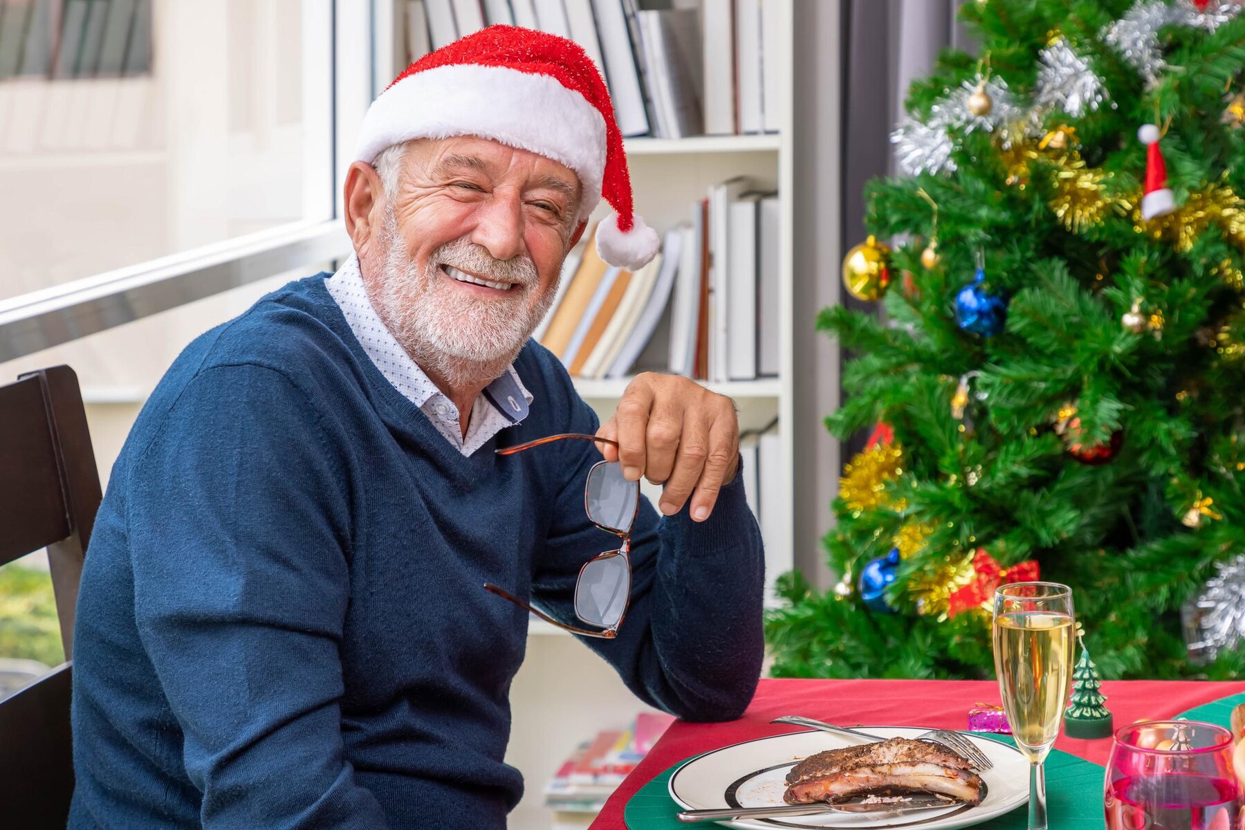 Middle-aged man talking during a Christmas dinner | Source: Freepik