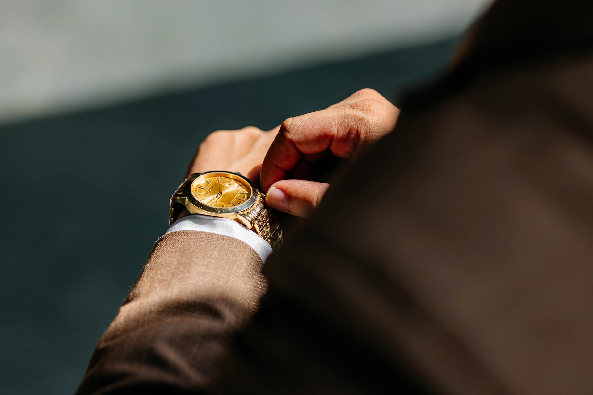 A man looking at his watch | Source: Pexels