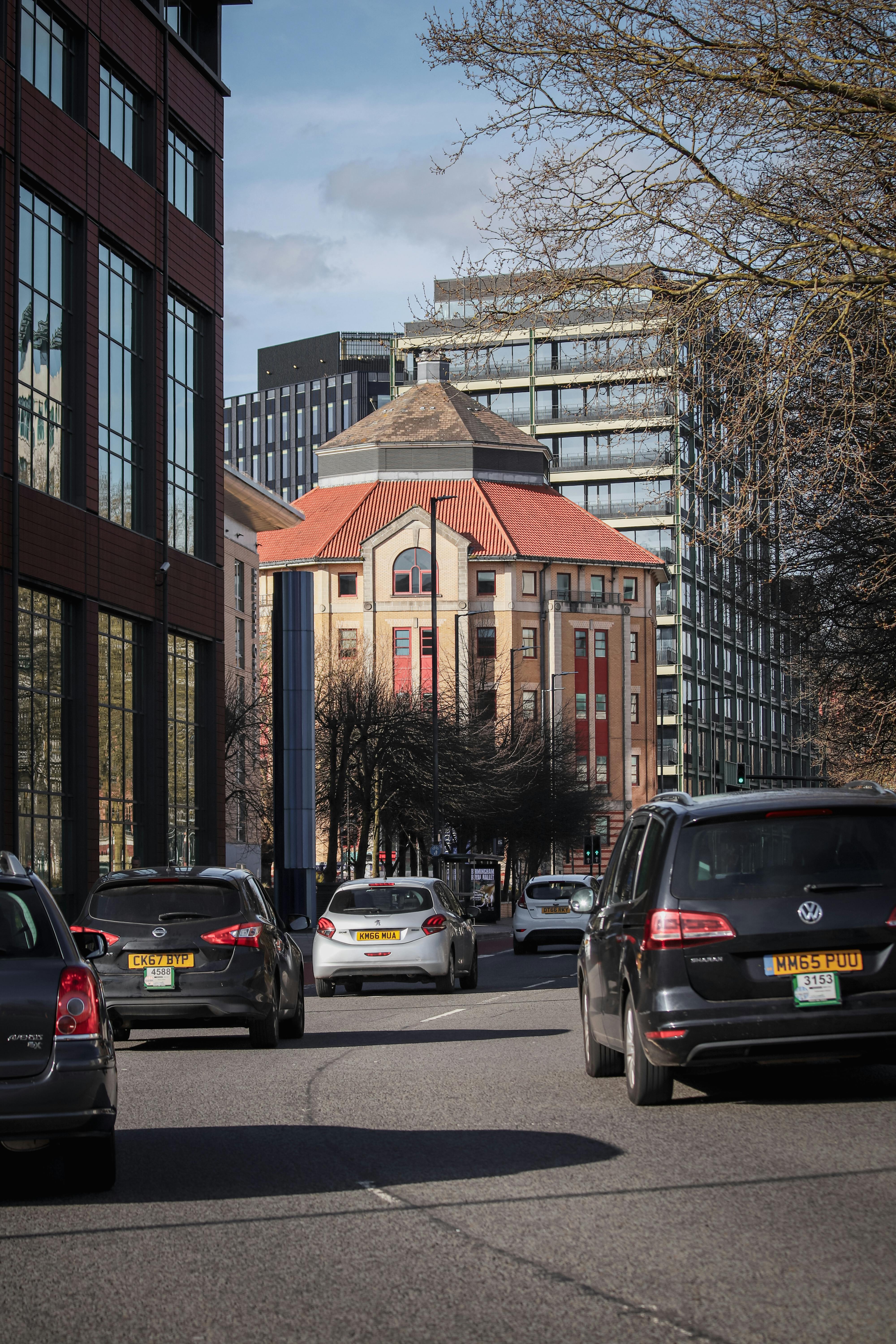 Cars on a busy city street | Source: Pexels