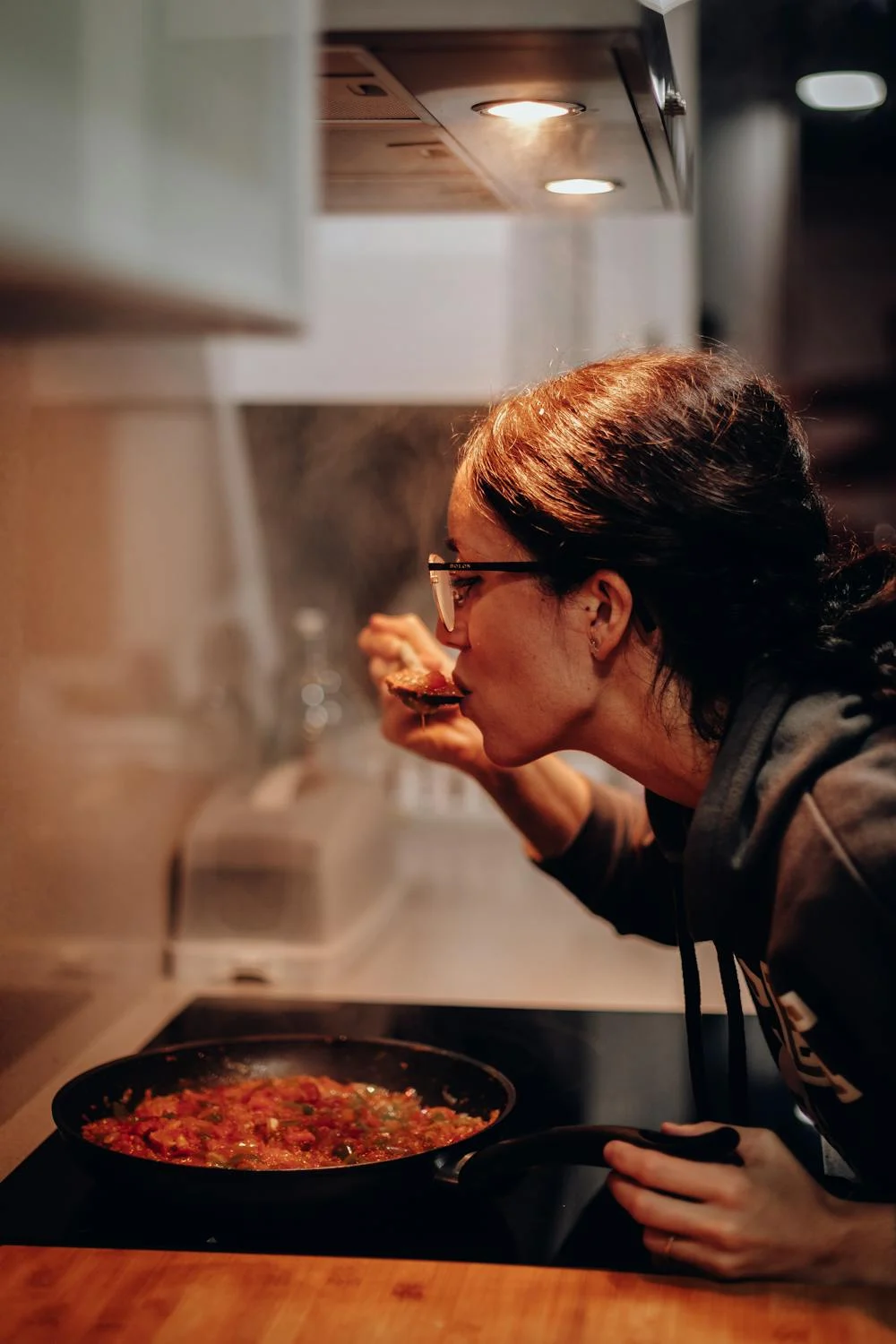 A woman tasting her dish | Source: Pexels