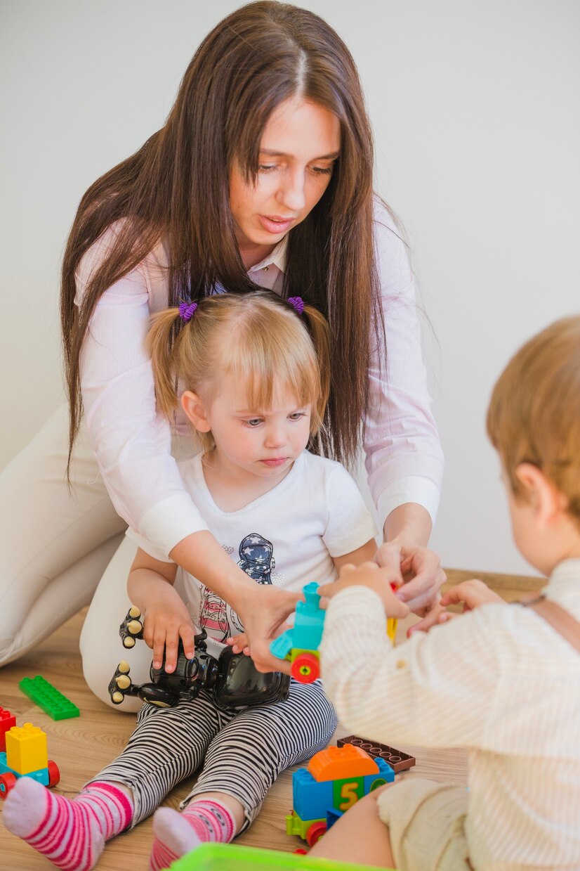 A young babysitter | Source: Freepik