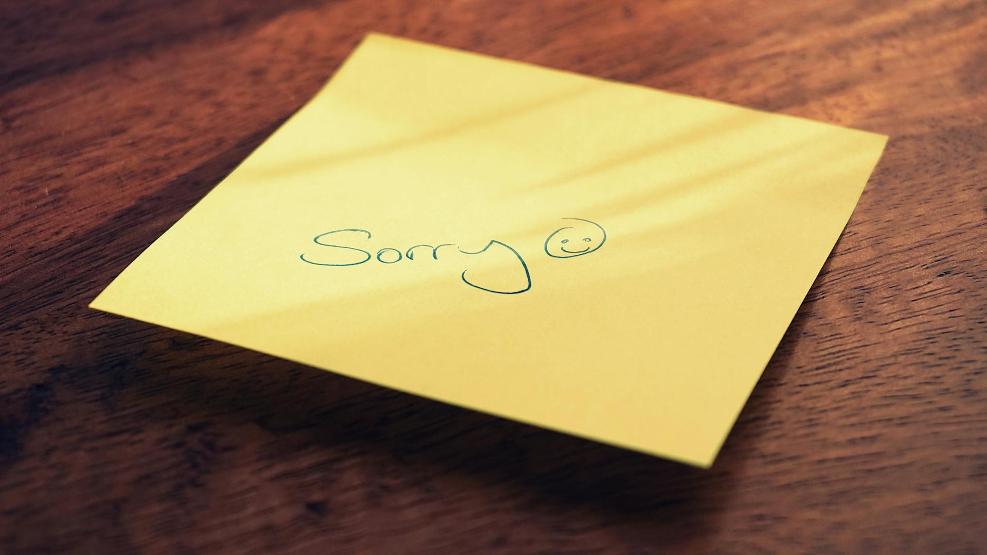 A sticky note on the table | Source: Pexels
