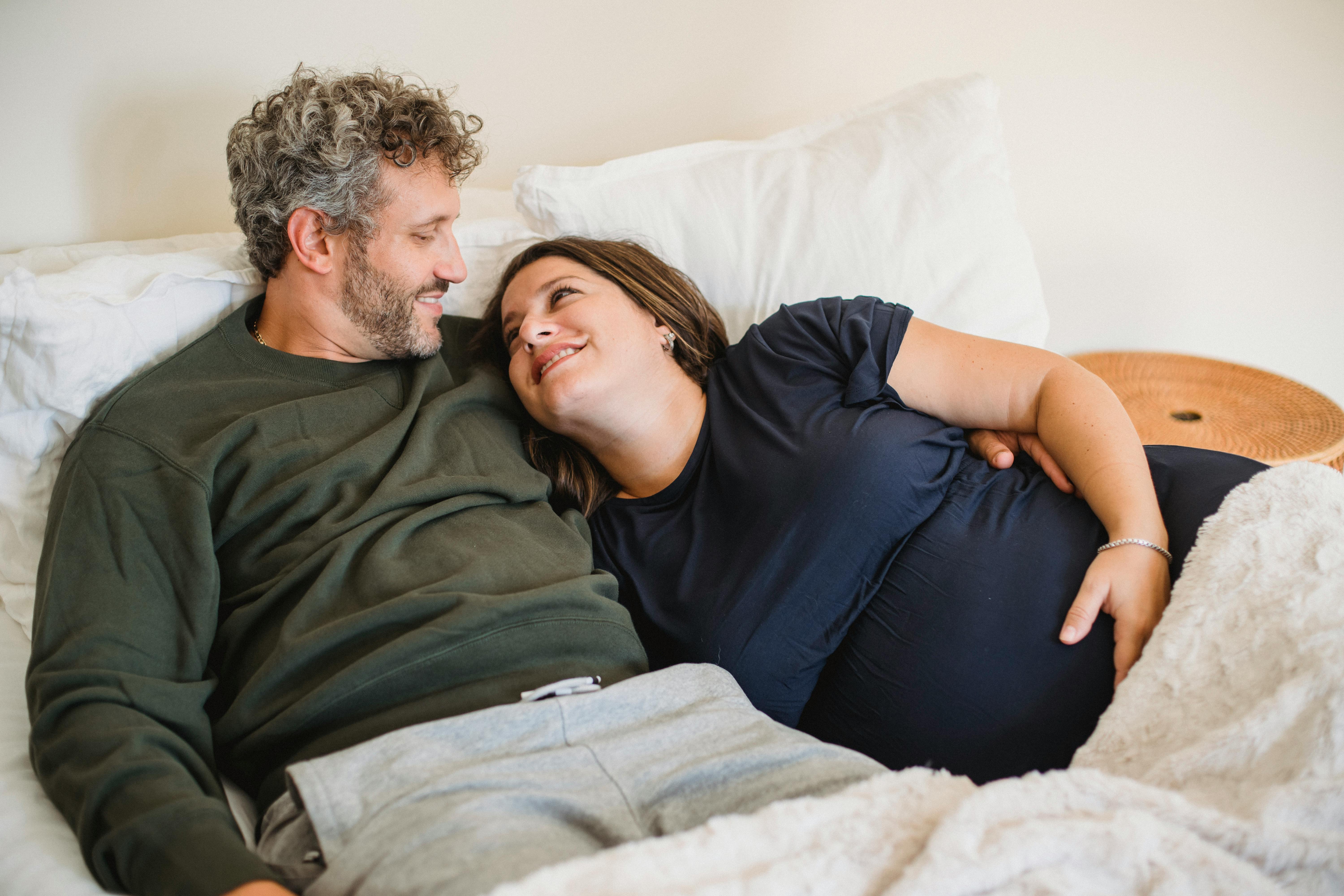A man embracing his pregnant wife | Source: Pexels