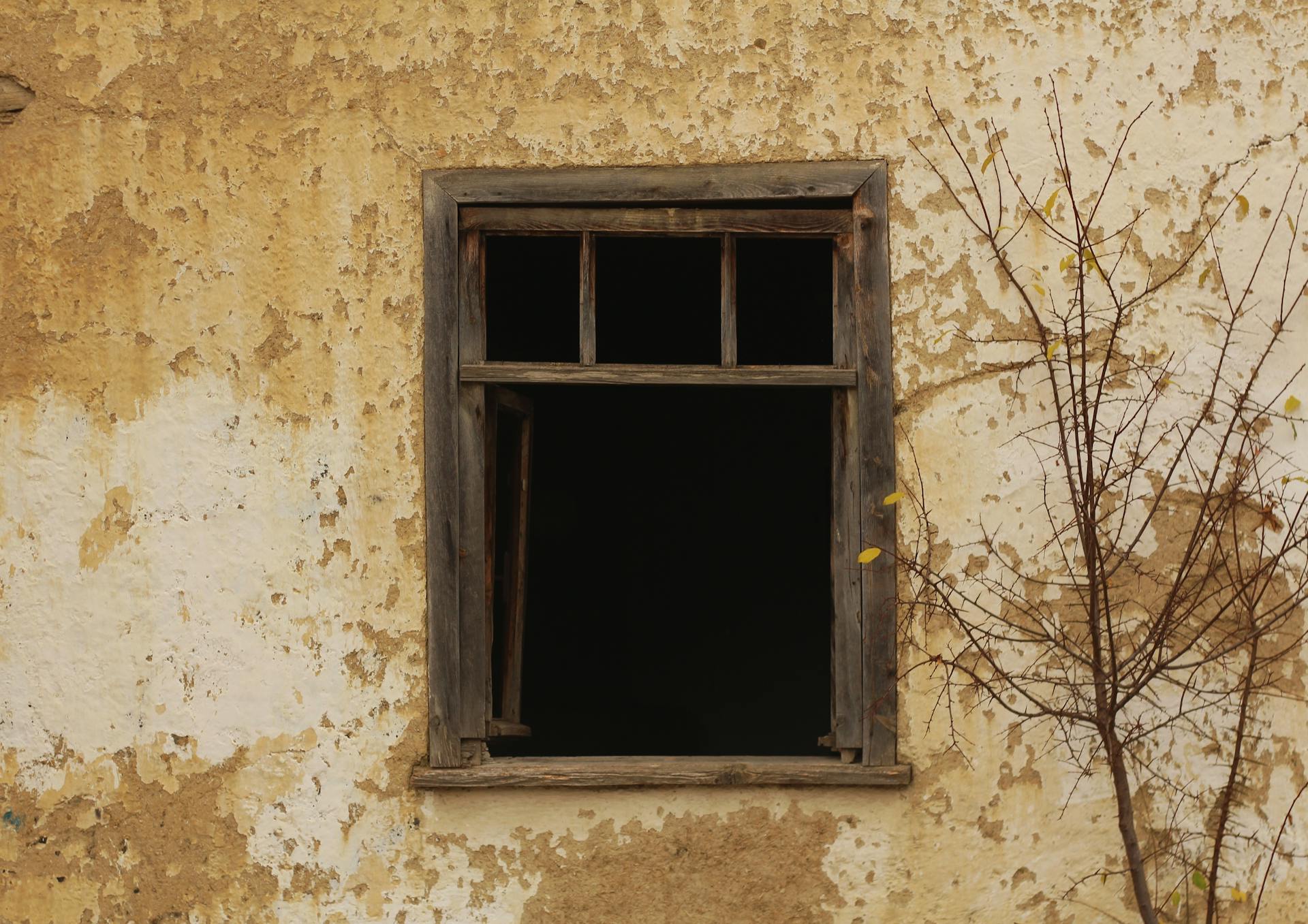 A broken window | Source: Pexels