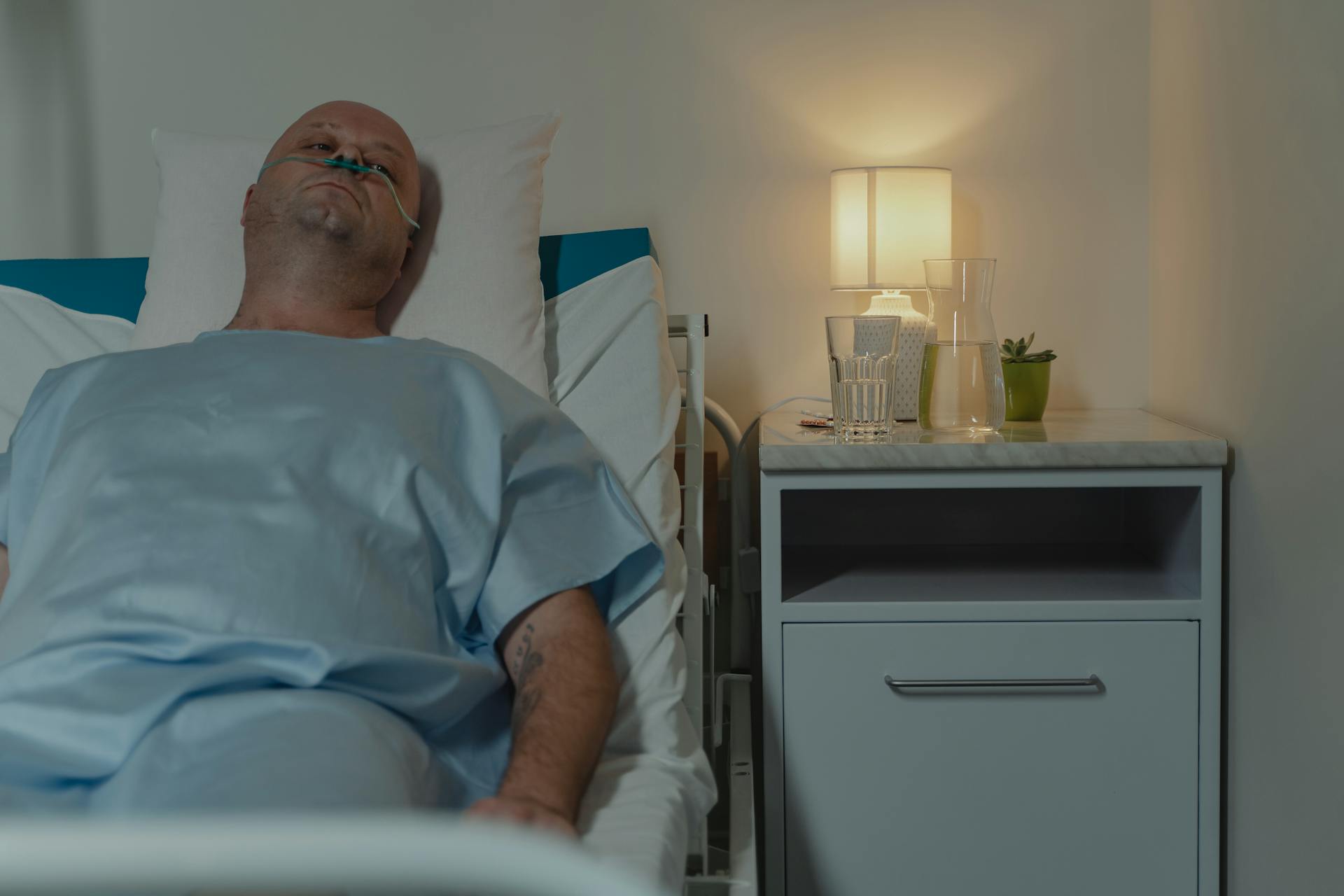 A sick man in a hospital room | Source: Pexels