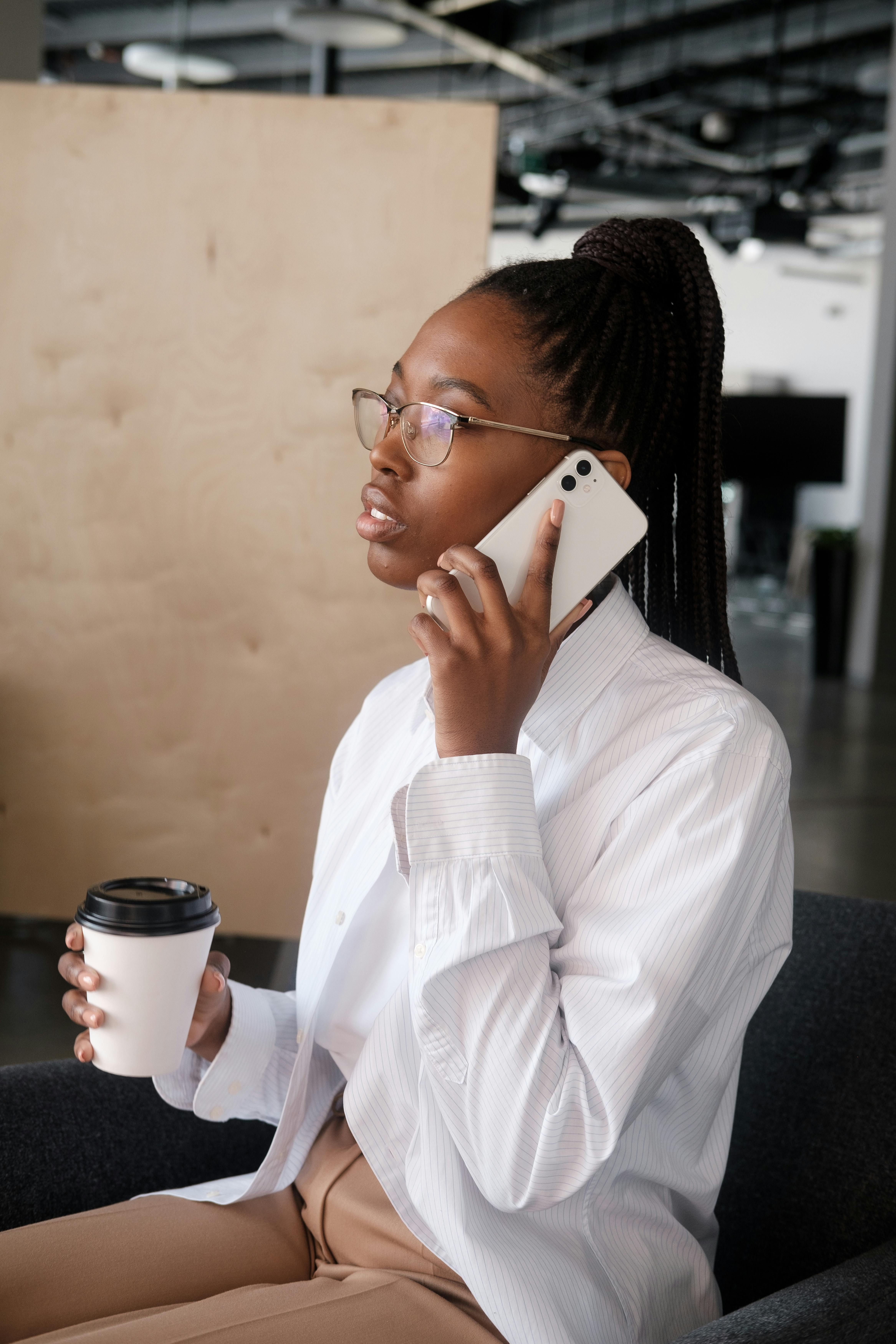 Uma mulher em uma ligação telefônica | Fonte: Pexels