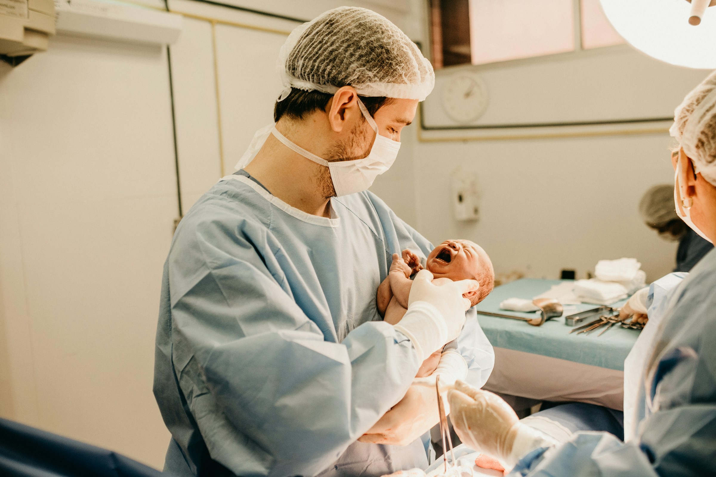 A man holding a newborn baby | Source: Unsplash