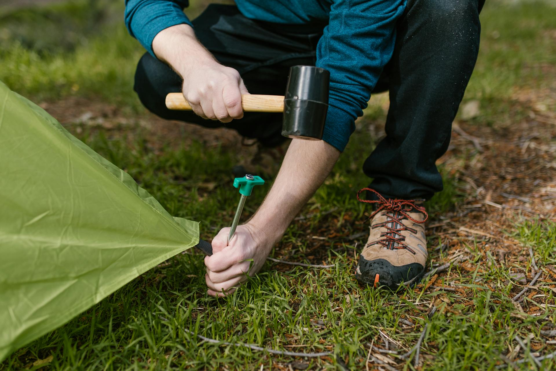 A man pitching a tent | Source: Pexels