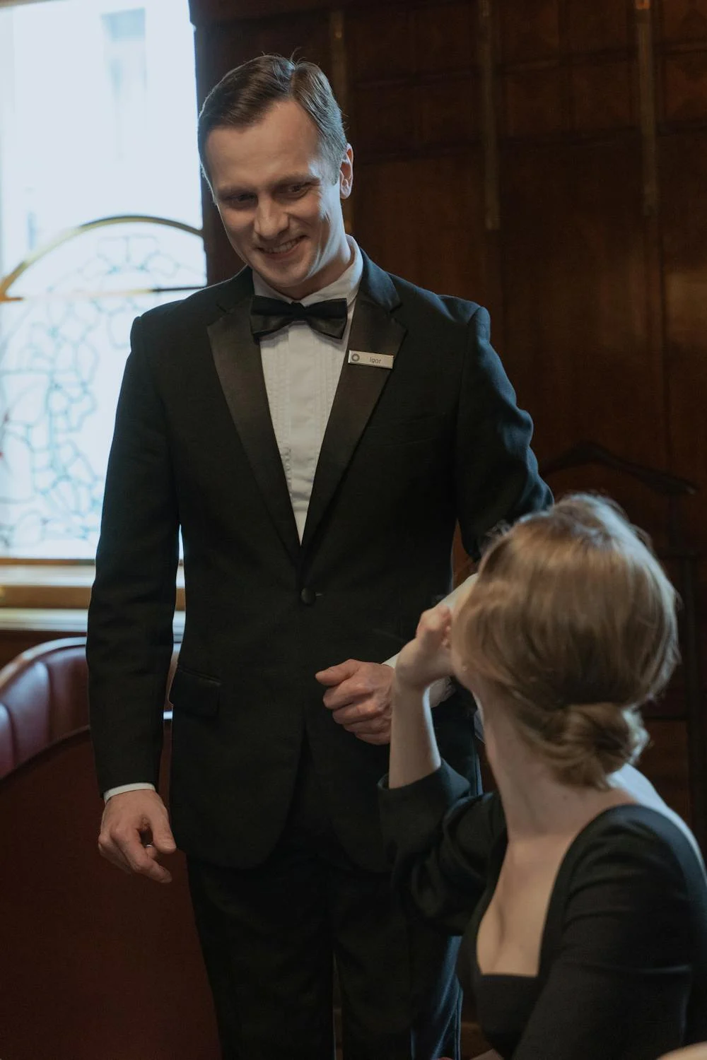 A smiling manager talking to a woman | Source: Pexels