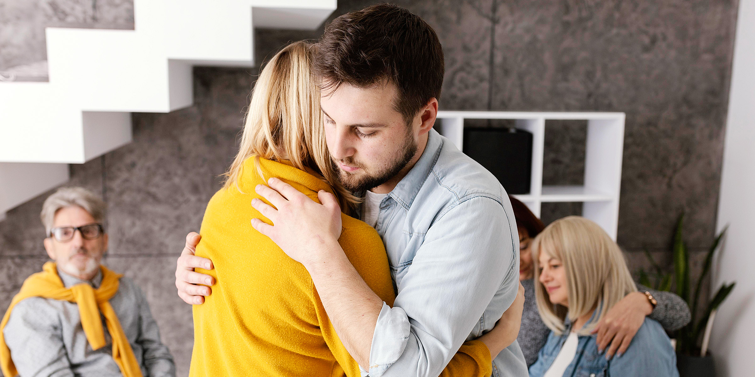 Man and woman hugging | Source: Freepik