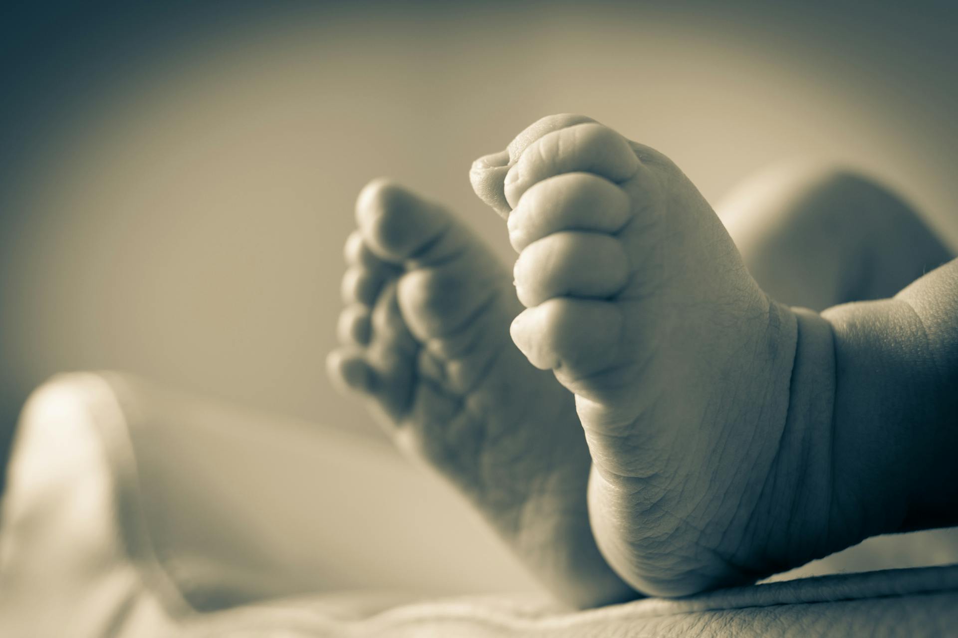 A grayscale photo of a newborn baby's feet | Source: Pexels