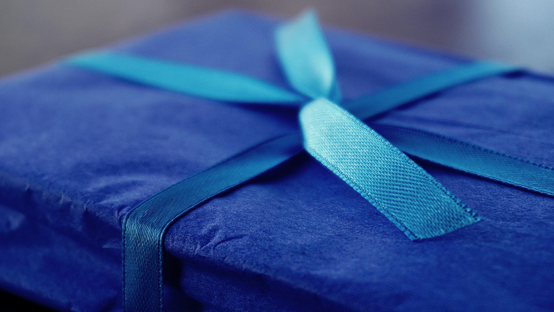 A gift tied with a ribbon | Source: Pexels