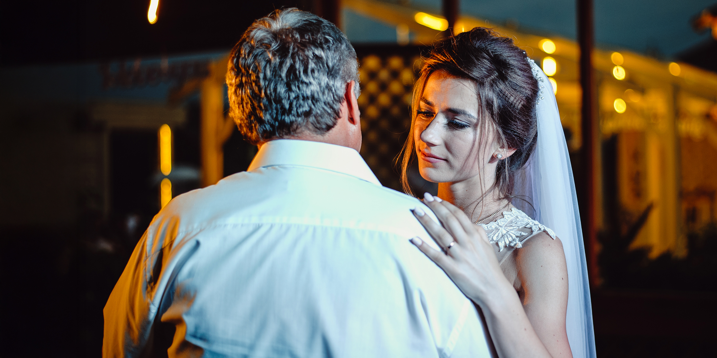 Bride and her father dancing | Source: Shutterstock