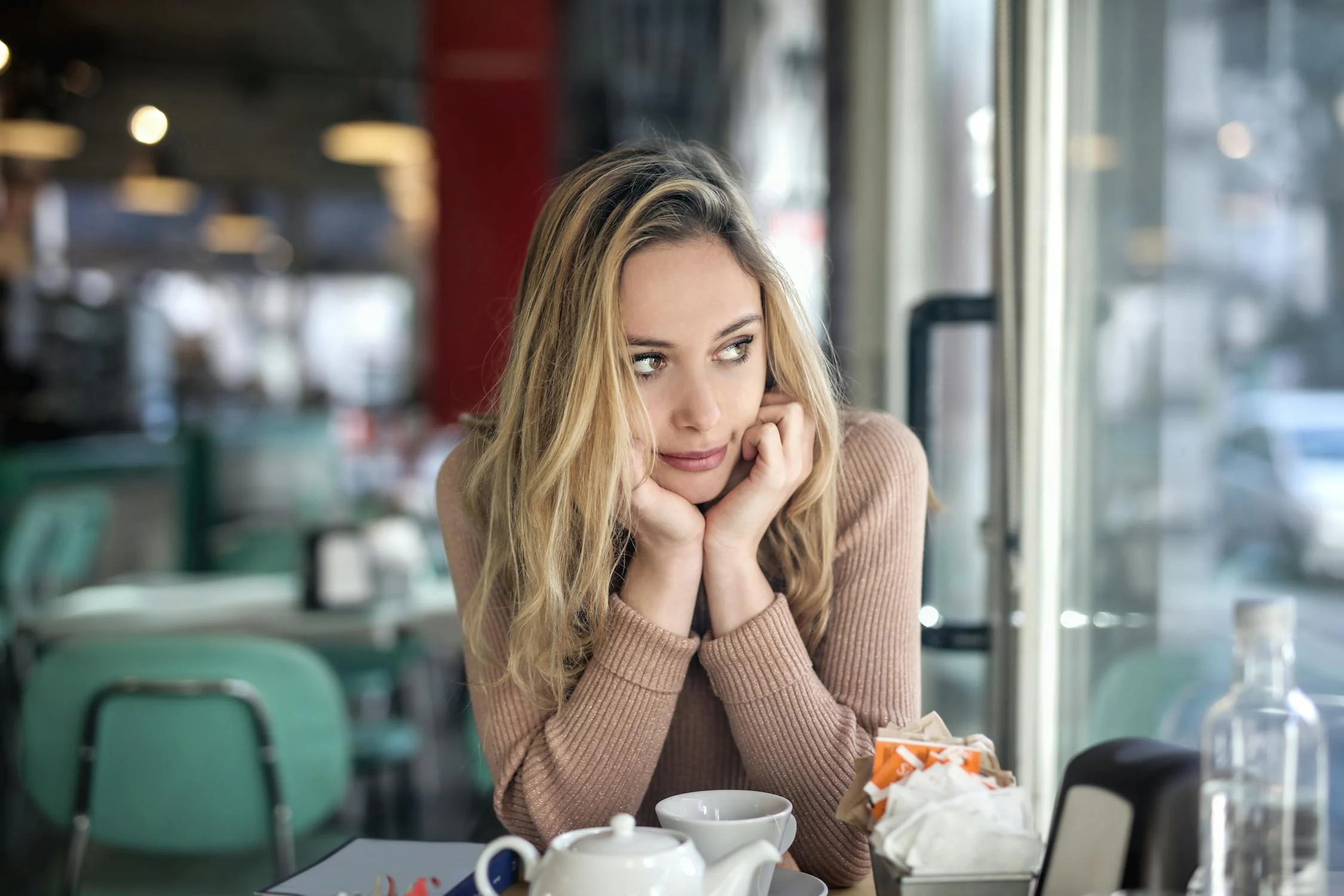 A woman looking to her side in a cafe | Source: Pexels