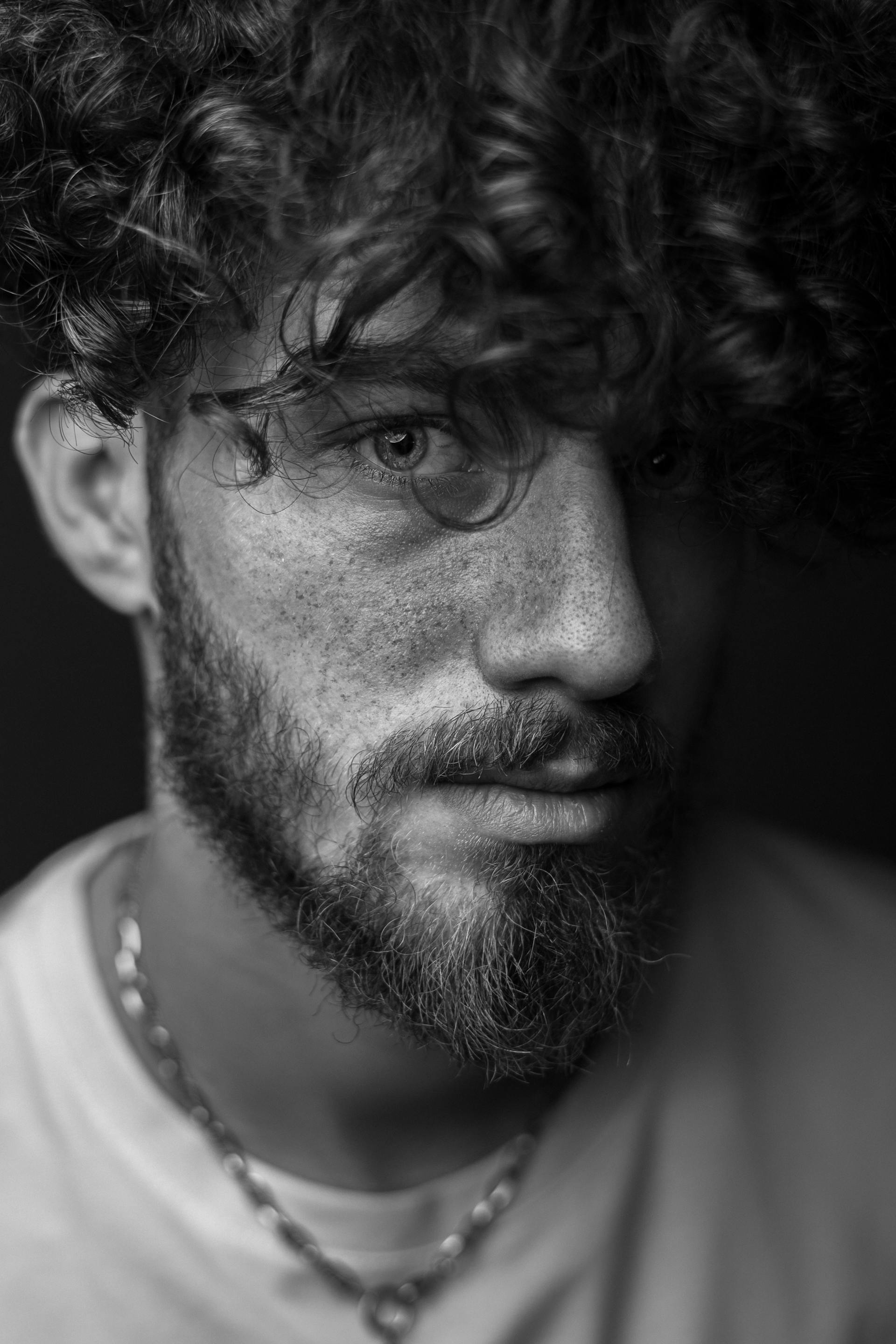 A man staring in shock | Source: Pexels