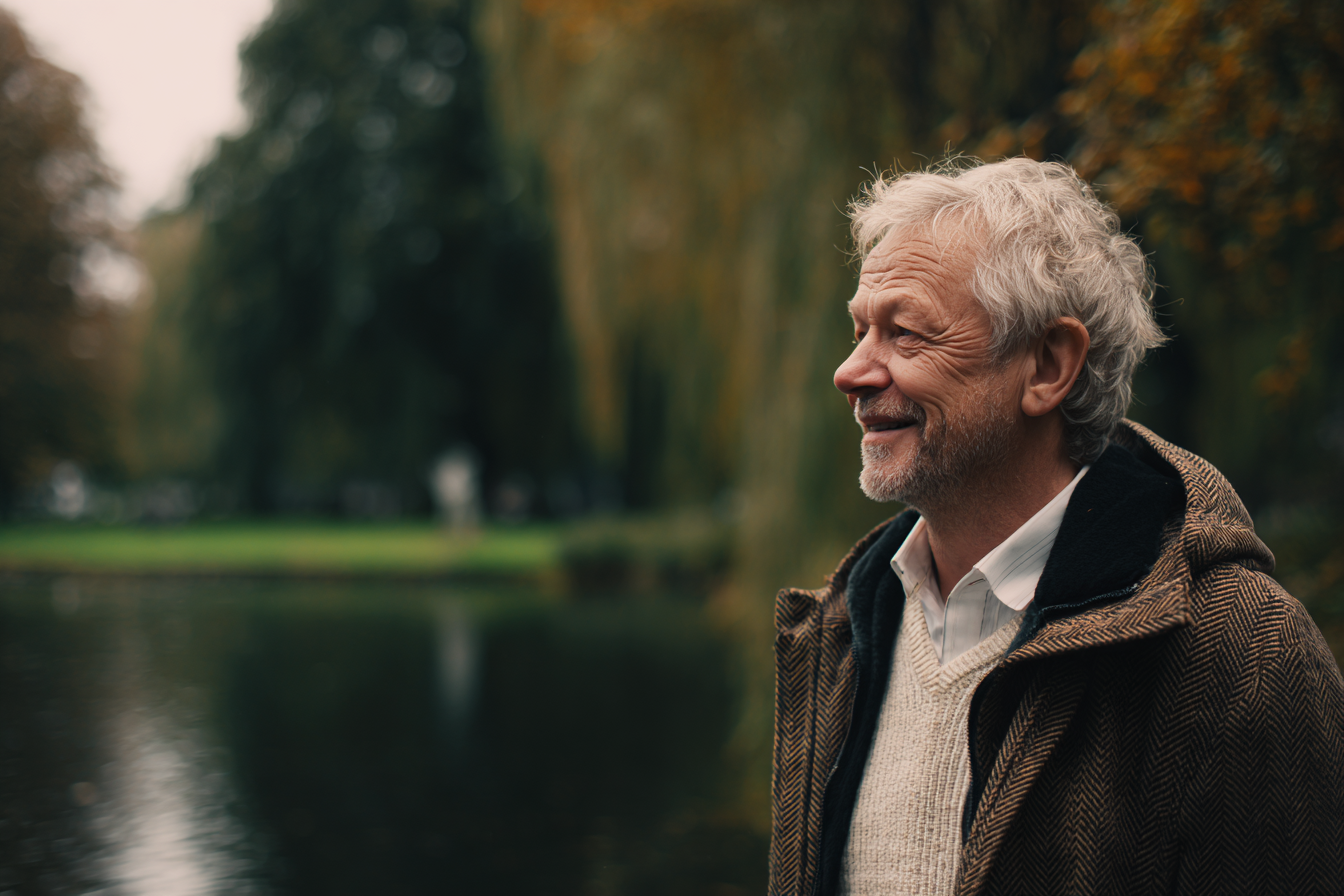 An old man standing in a park | Source: Midjourney