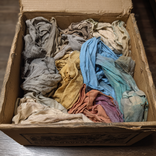 A box with old cleaning rags | Source: Midjourney