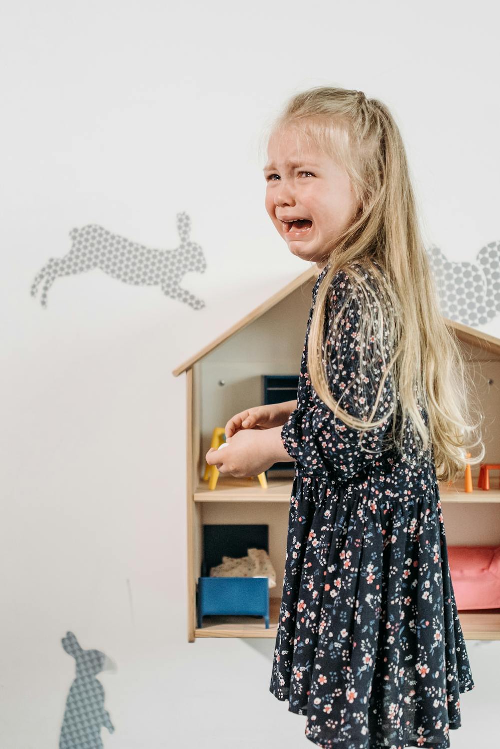 A crying girl looking to her side | Source: Pexels