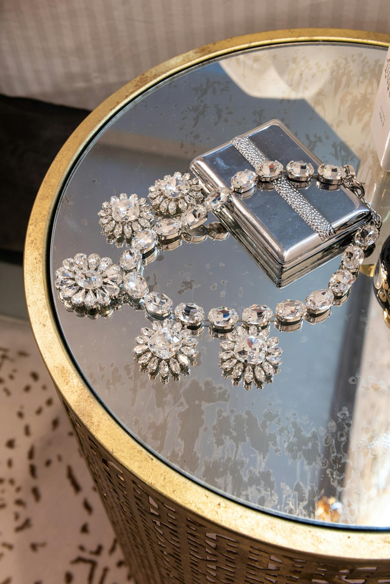 A diamond necklace on a table | Source: Pexels