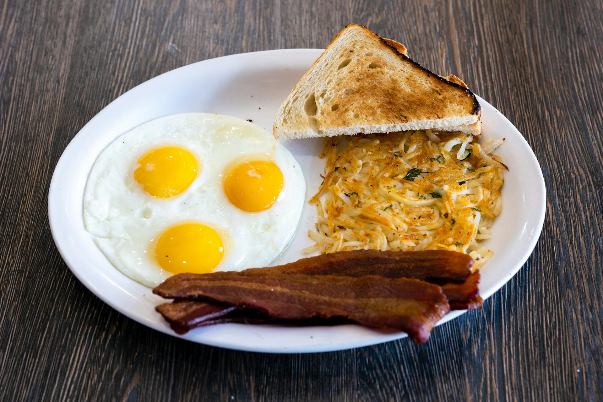 A breakfast on a café table | Source: Pexels