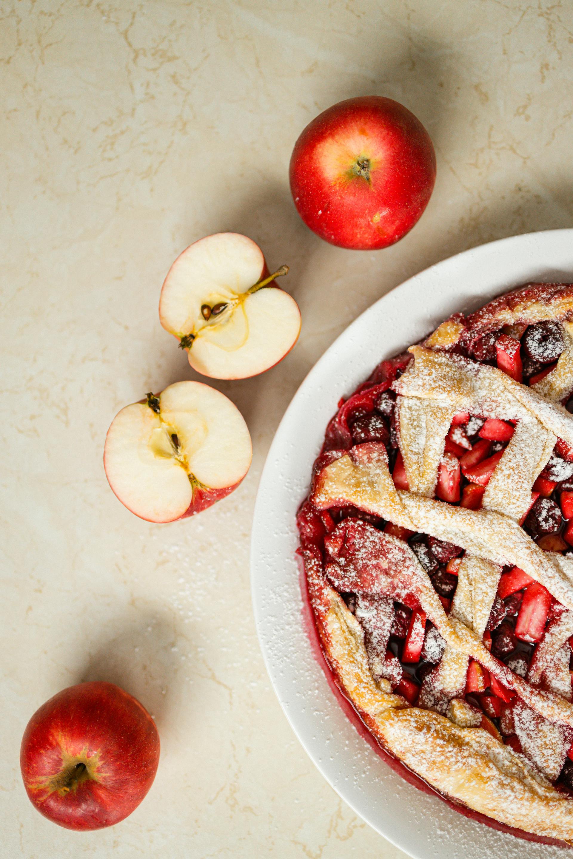 Apples lying beside an apple pie | Source: Pexels