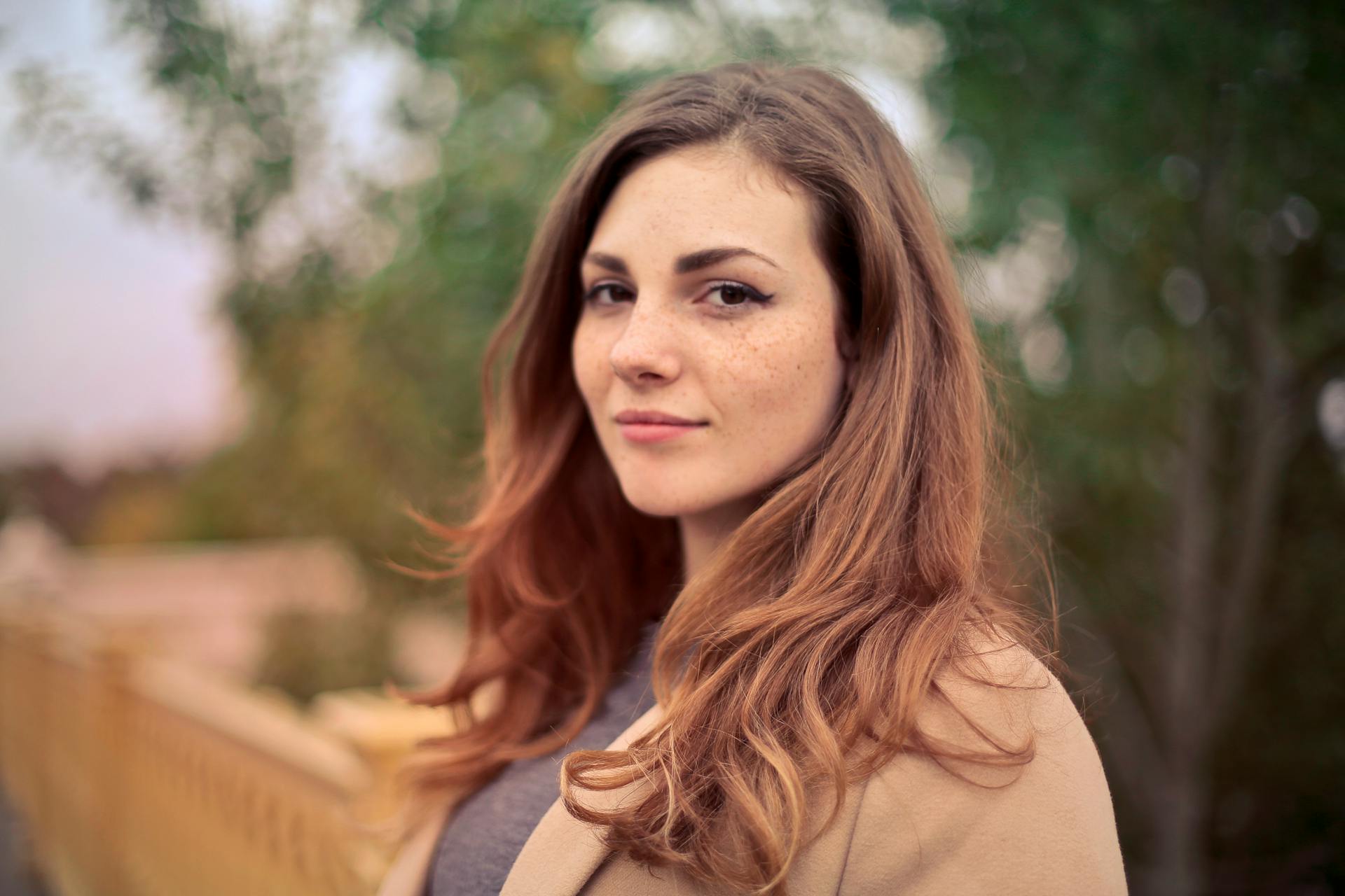 A woman glancing to one side | Source: Pexels