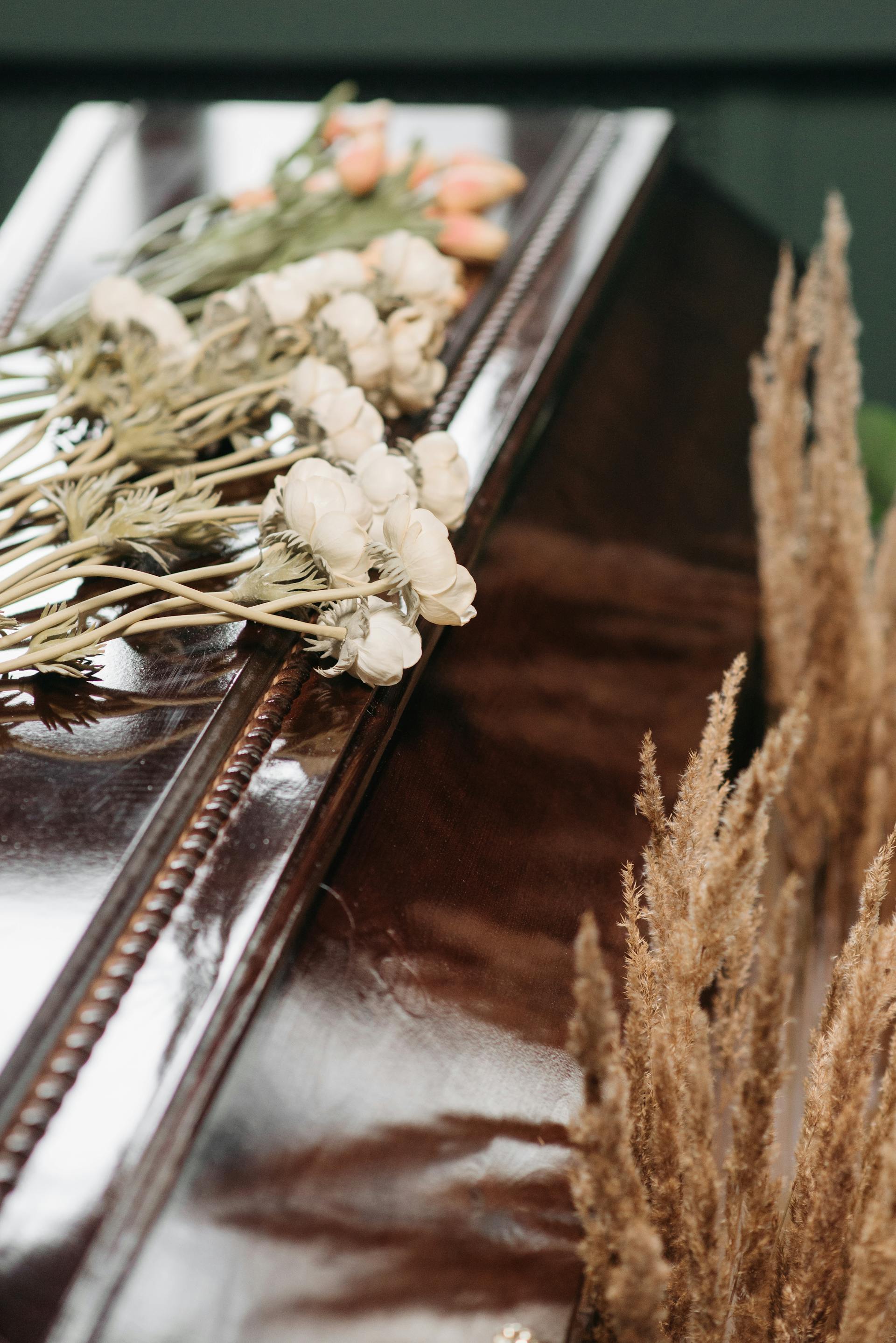 White flowers on a coffin | Source: Pexels