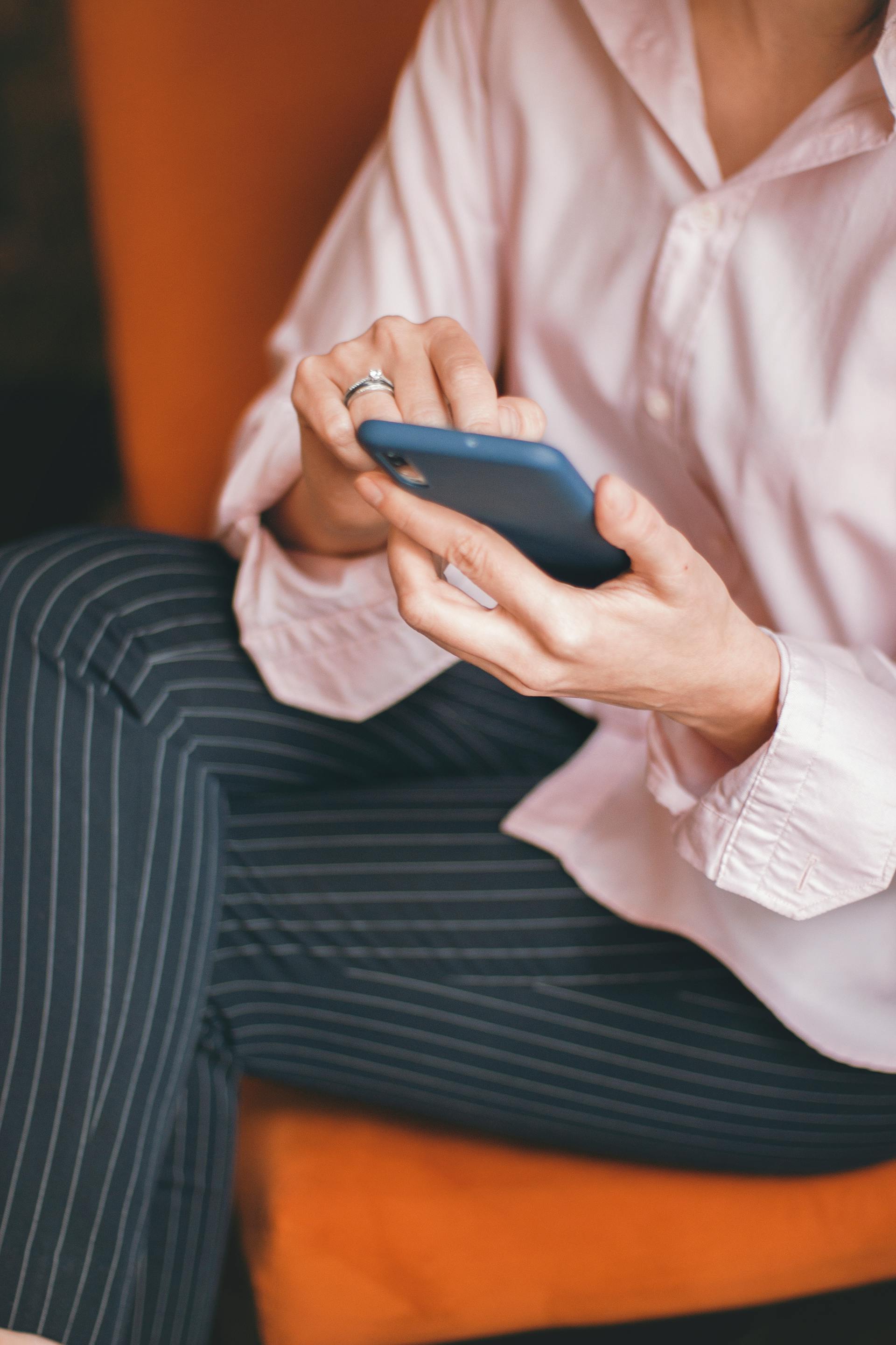 Close-up shot of a woman using her phone | Source: Pexels