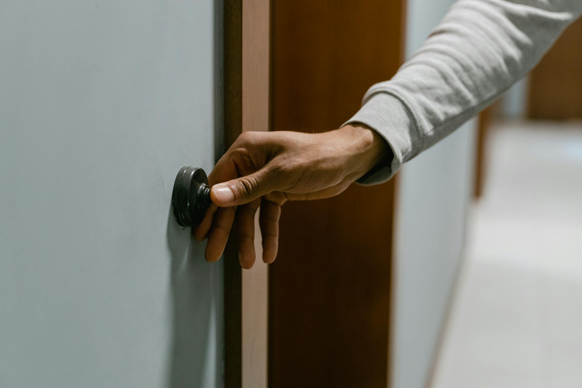 A man ringing a doorbell | Source: Pexels