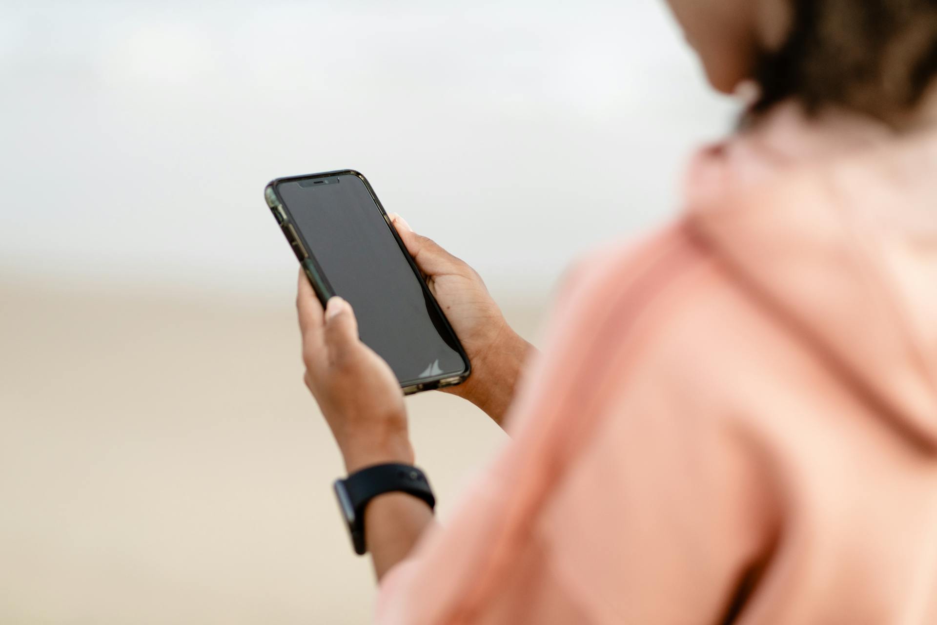 A woman using her phone | Source: Pexels