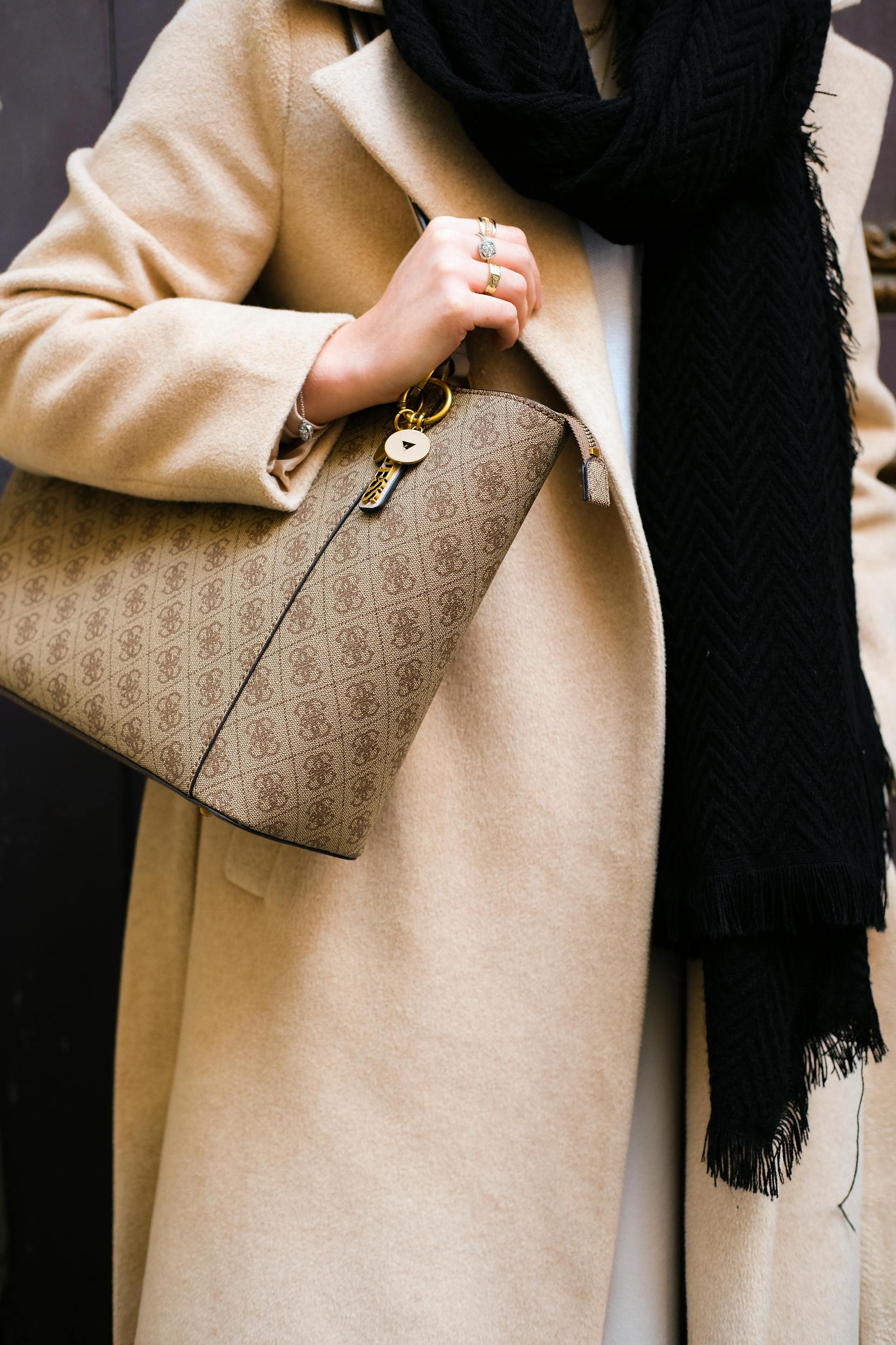 A woman holding a handbag | Source: Pexels